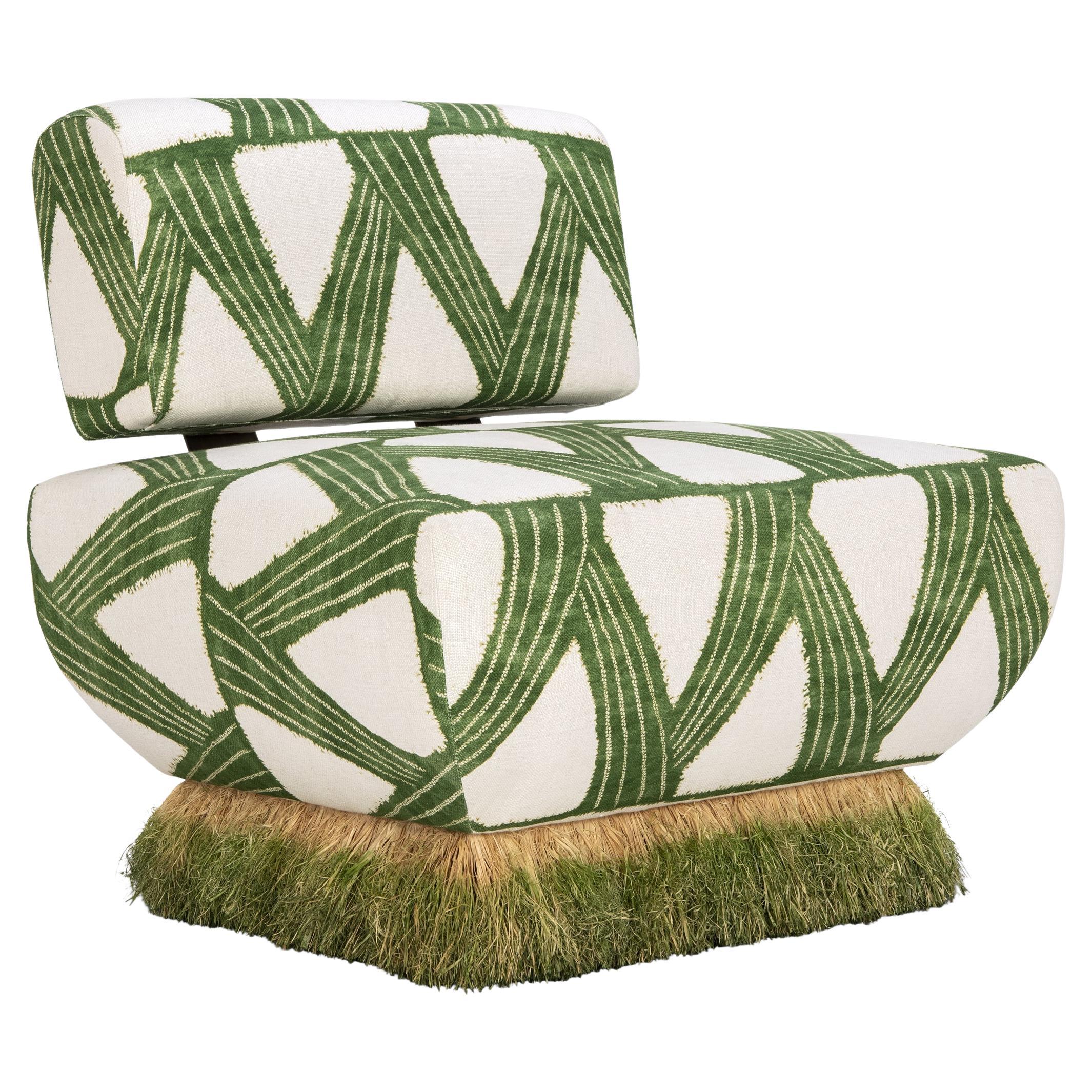 Chaise longue moderne en lin vert organique, raphia et acier bronzé par Egg Designs
