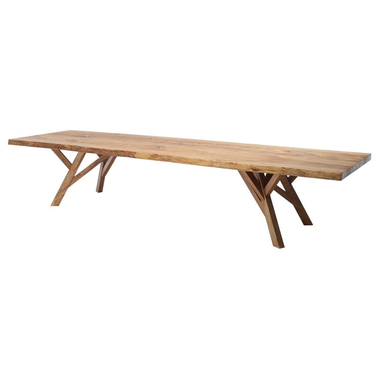 Table d'auvent moderne à bord vif organique fabriquée à partir de bois ancien durable