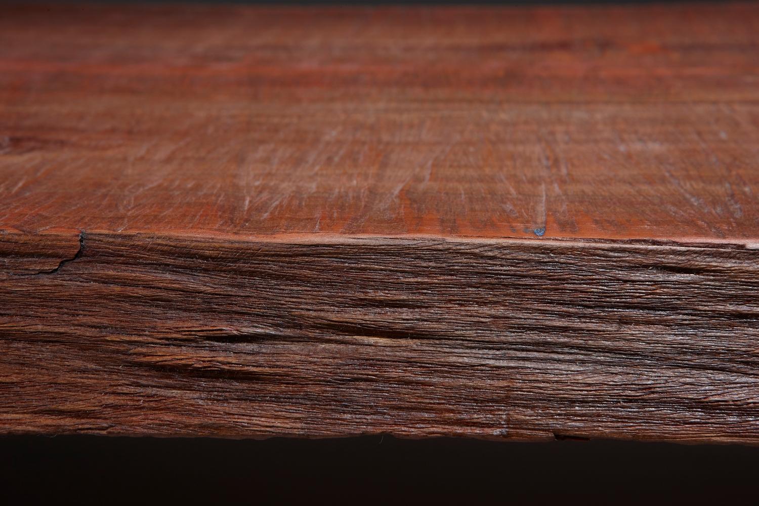 Organique Table basse organique à bord vif réfléchissant, fabriquée à partir d'un bois ancien en vente