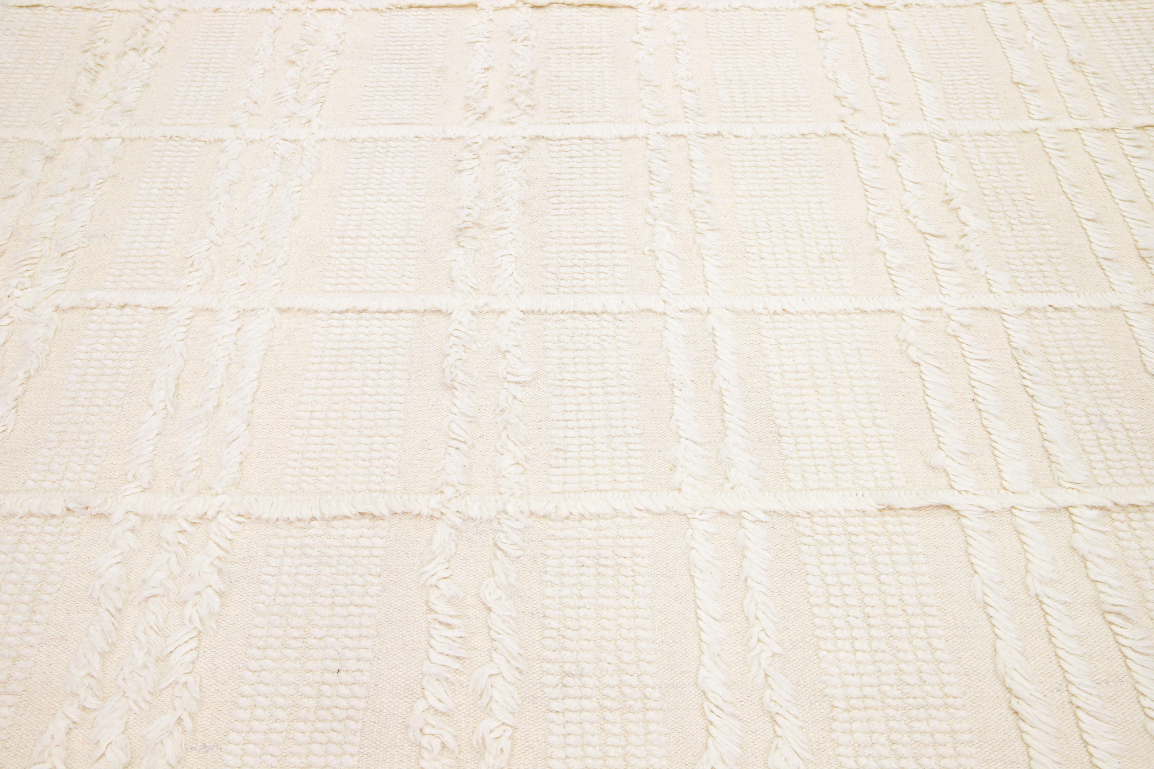 Moderner organischer Wollteppich im marokkanischen Stil mit geometrischem Motiv in Beige/Creme (Organische Moderne) im Angebot