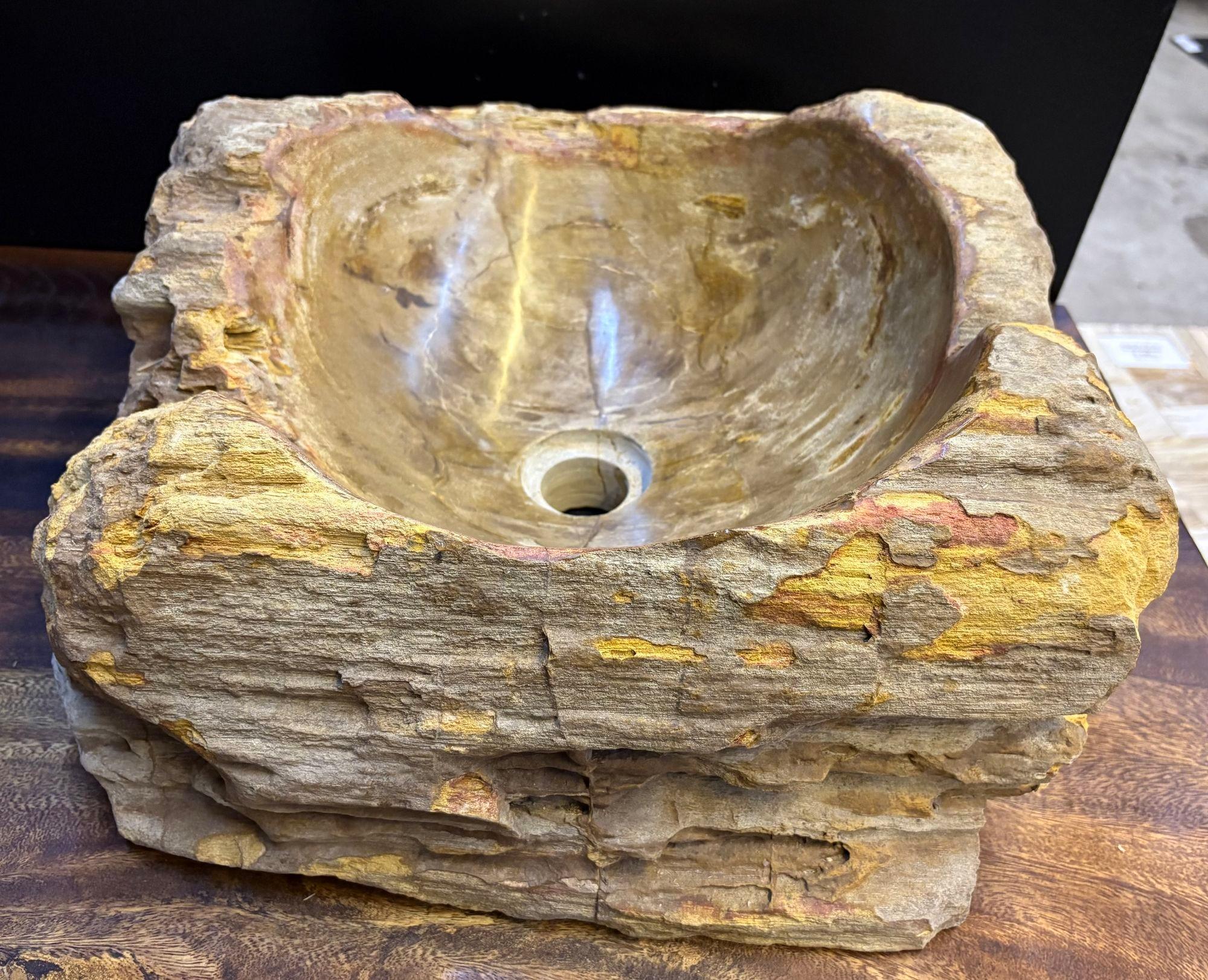 Eccezionale lavello singolo in legno pietrificato, unico nel suo genere e di assoluta qualità. Questo imponente lavello organico moderno ha una forma (quasi) quadrata e presenta un'incredibile colorazione naturale nei toni del grigio, del beige, del
