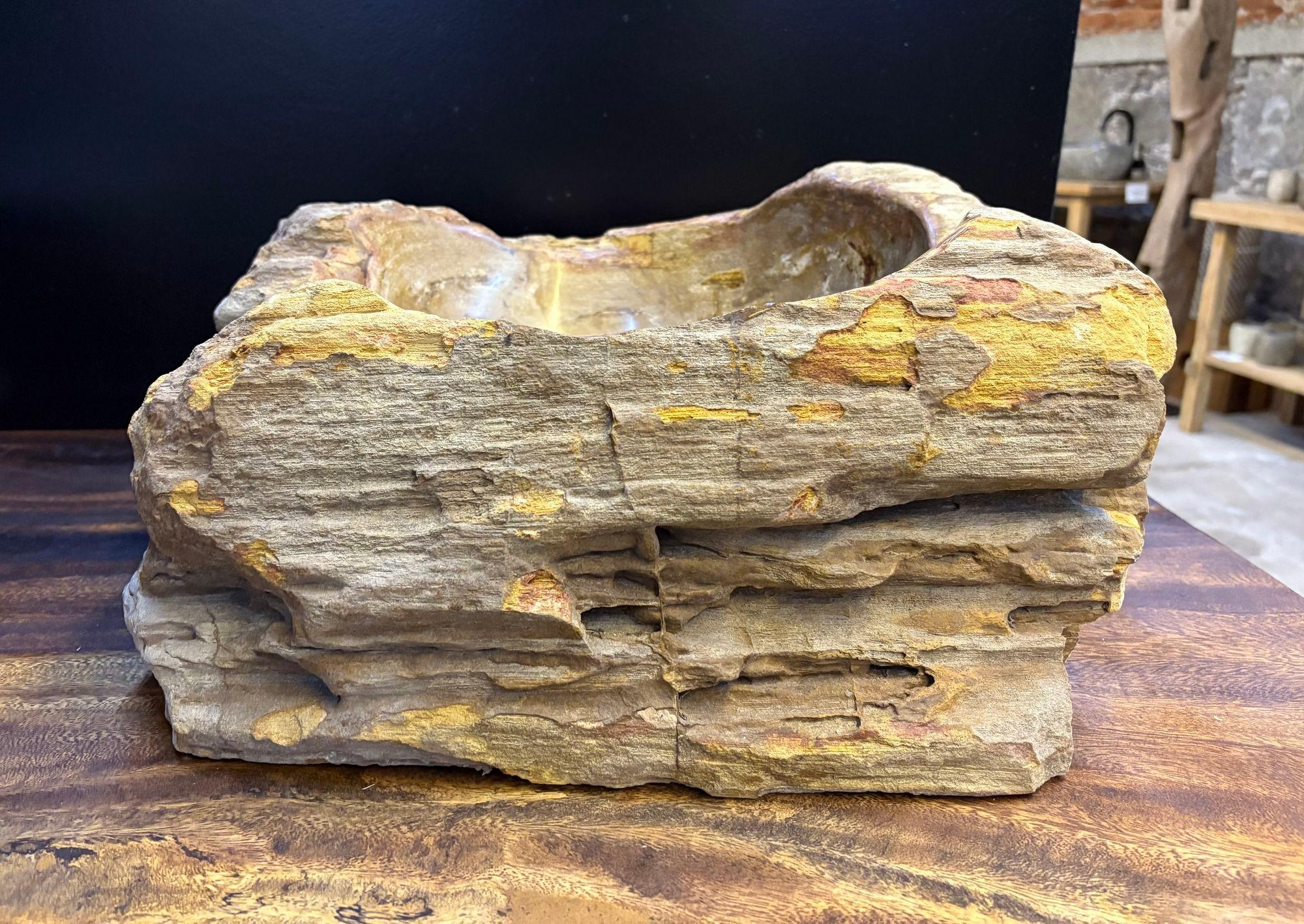 Organico moderno Lavandino moderno organico in legno pietrificato, tonalità grigio/marrone e giallo, IDN 2024 in vendita