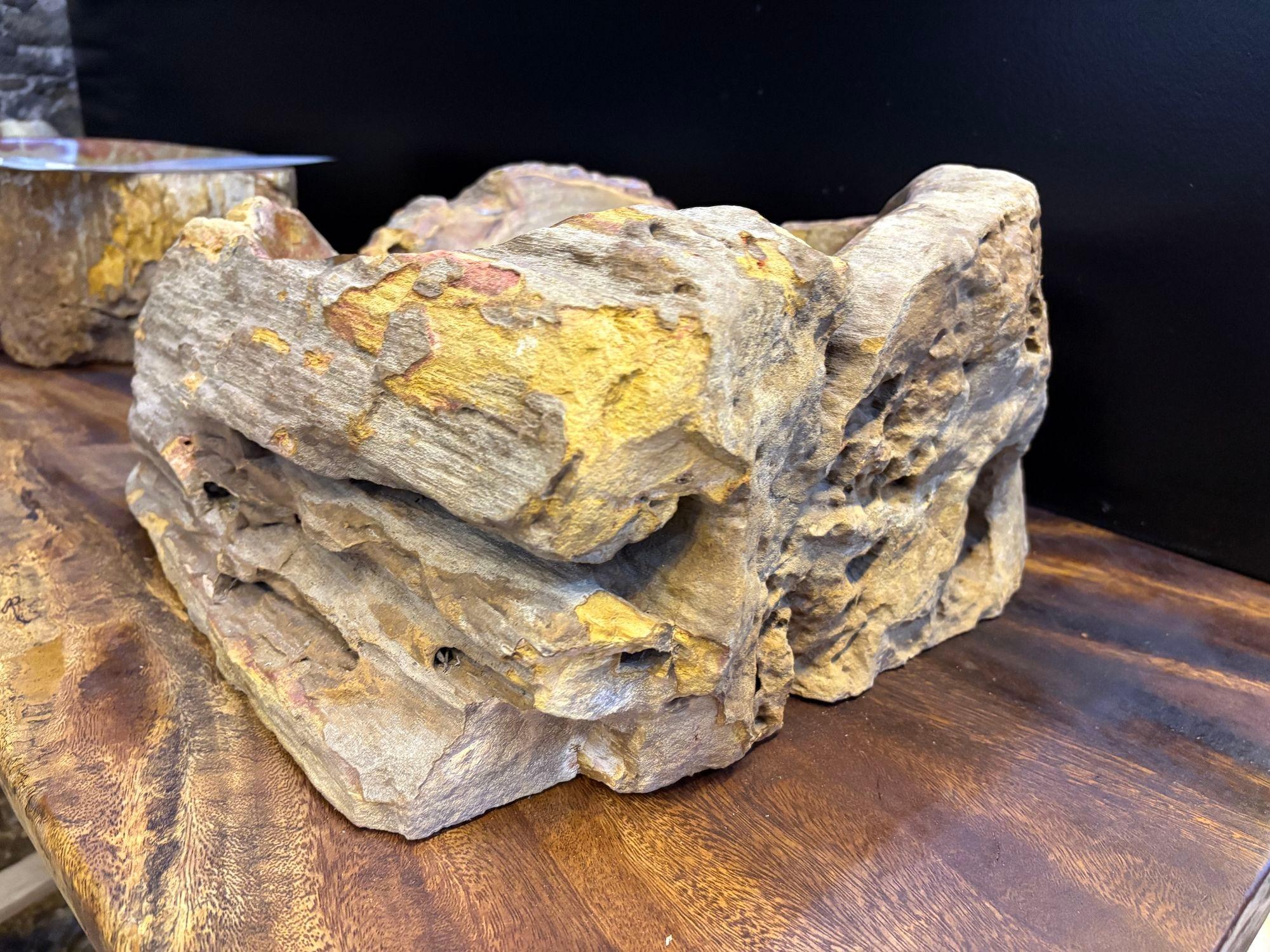 Lavandino moderno organico in legno pietrificato, tonalità grigio/marrone e giallo, IDN 2024 In condizioni ottime in vendita a Lichtenberg, AT