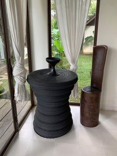 Table ronde organique moderne fabriquée en bois de Mango, détails sculptés, finition brûlée