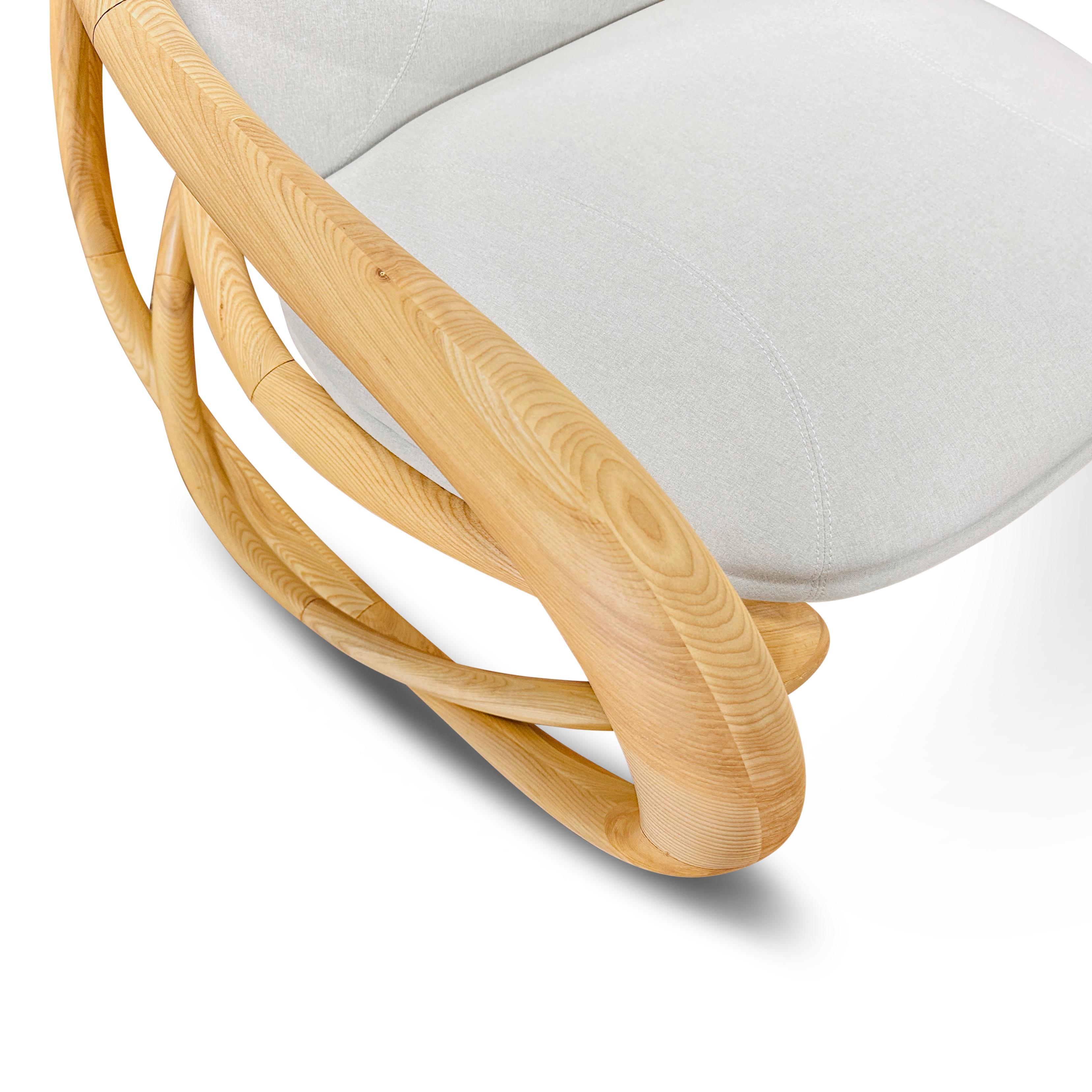 Mecedora moderna orgánica de madera esculpida tapizada en tela para interiores en venta 8