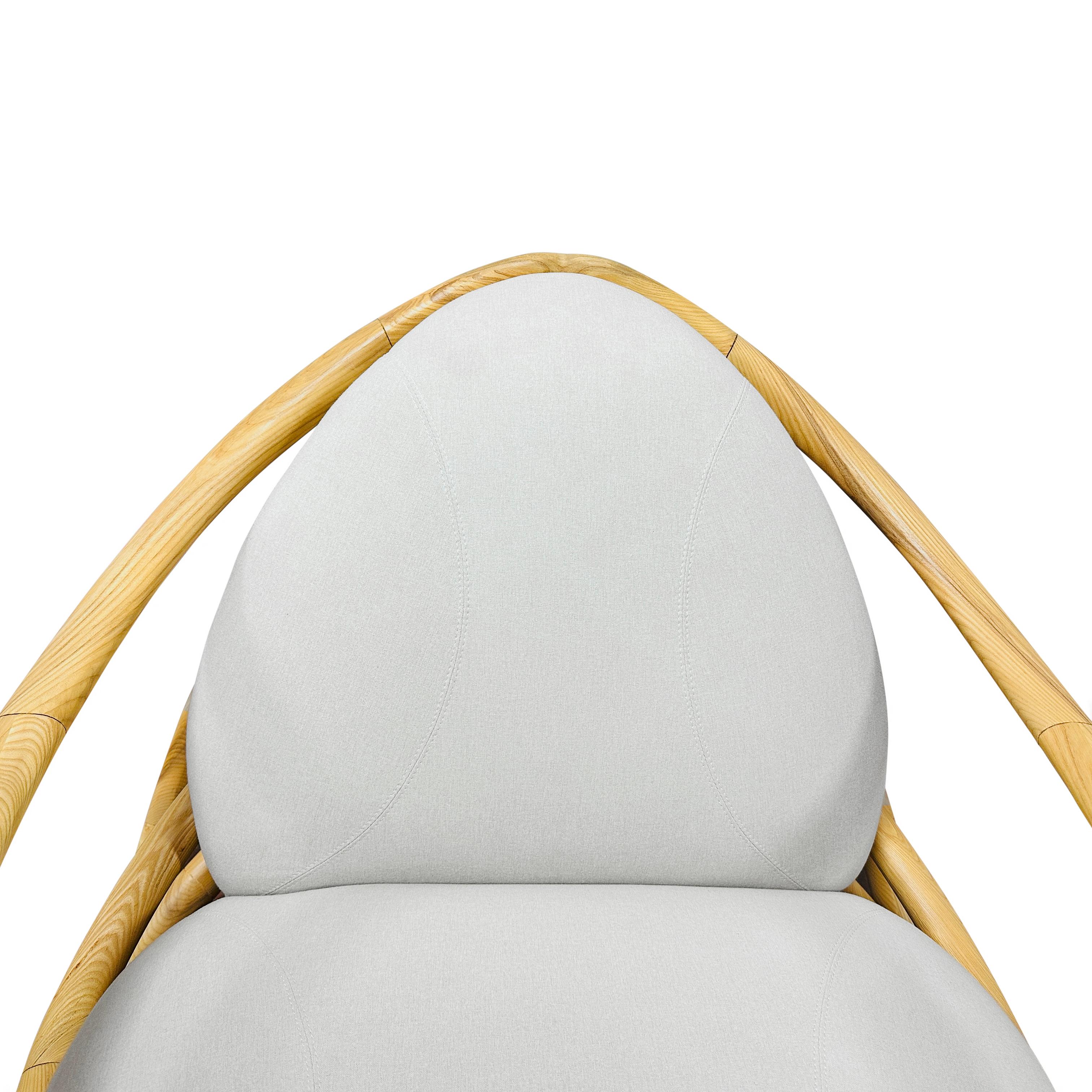 Mecedora moderna orgánica de madera esculpida tapizada en tela para interiores en venta 9