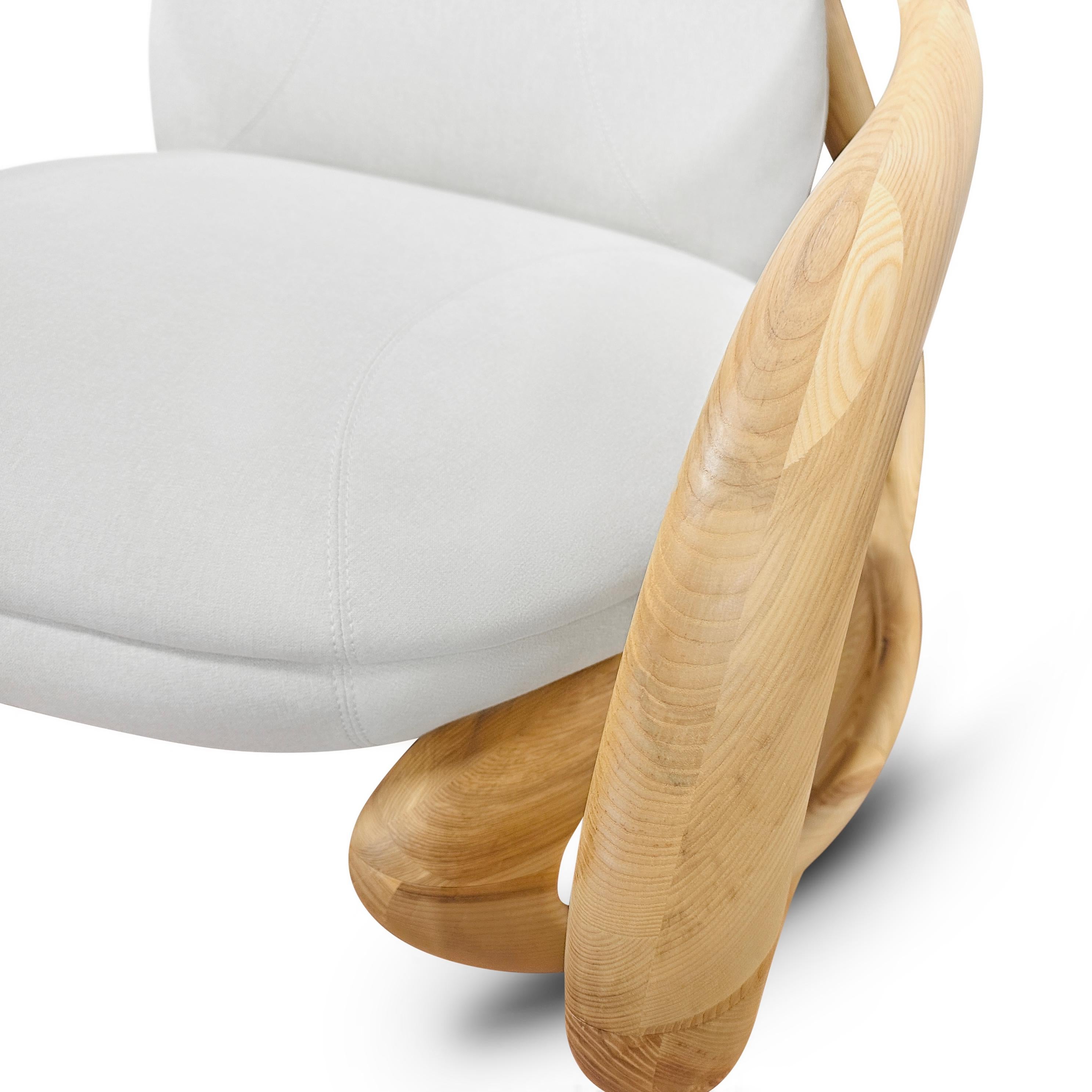 Mecedora moderna orgánica de madera esculpida tapizada en tela para interiores en venta 11