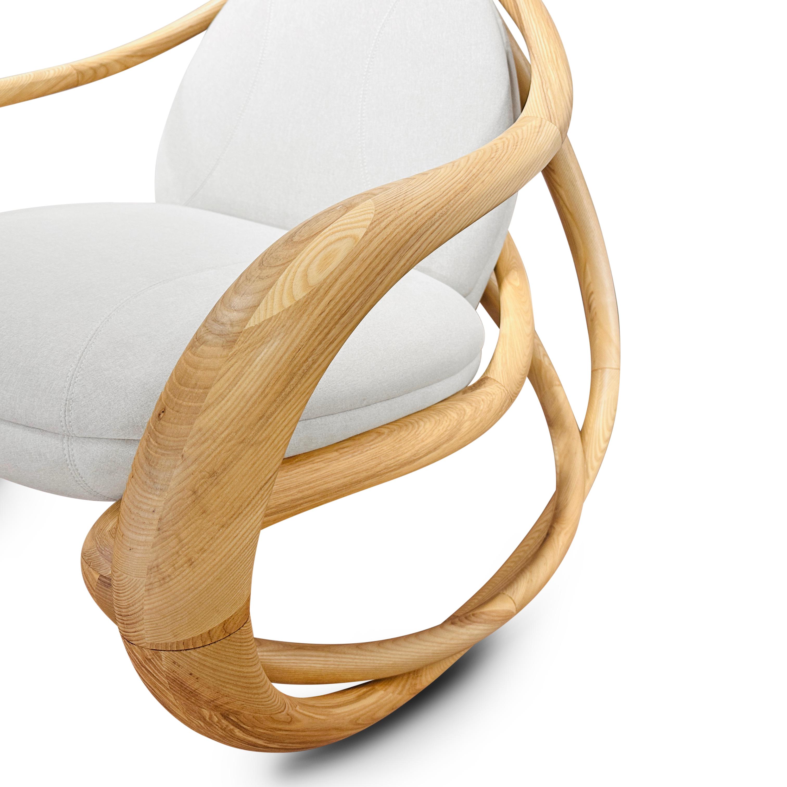 Mecedora moderna orgánica de madera esculpida tapizada en tela para interiores en venta 12