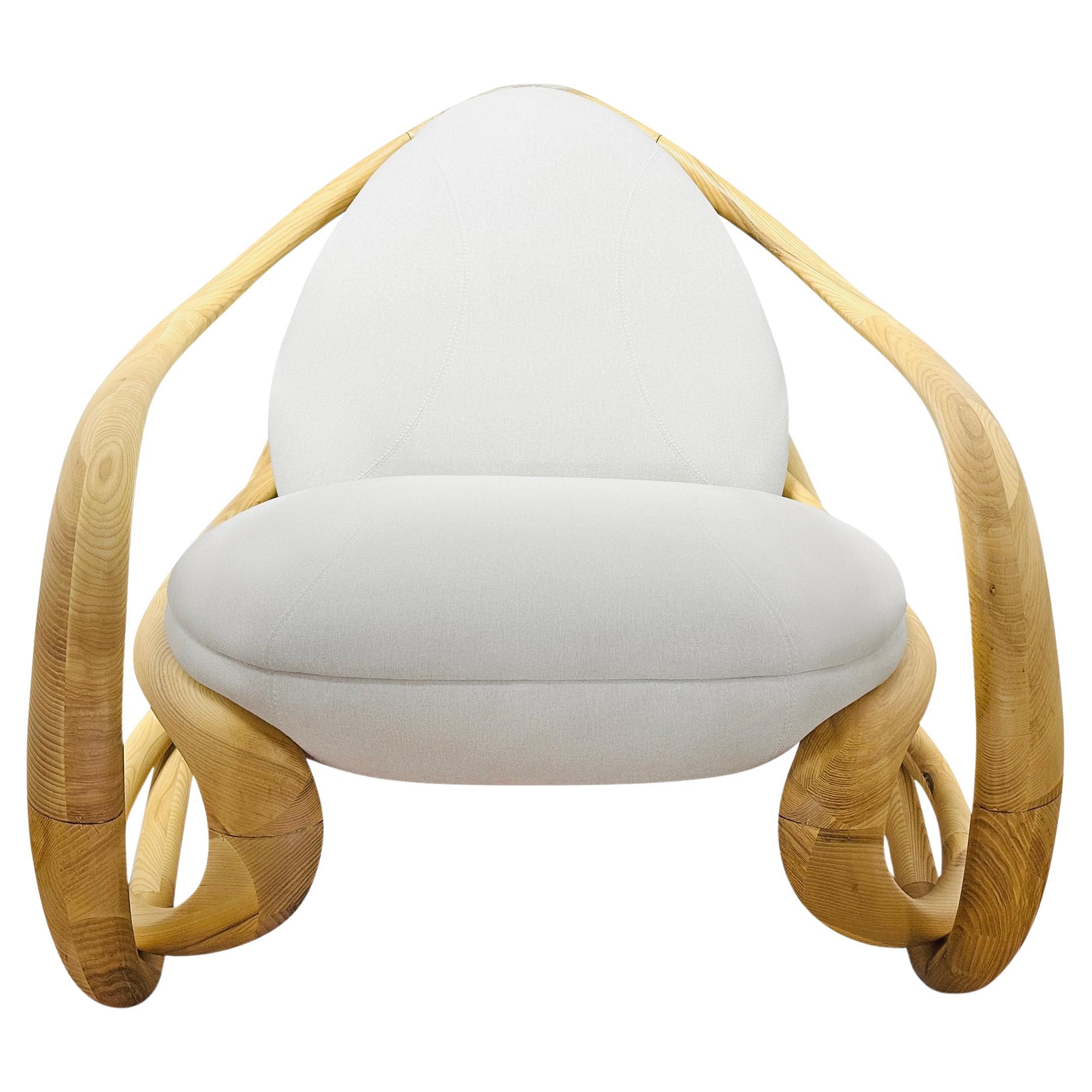 Balancéate en la serenidad con nuestra mecedora orgánica moderna, donde la forma escultural se une a la comodidad cotidiana. Fabricada en madera y con una forma elegante de líneas orgánicas fluidas. 

Tanto si lo colocas en un rincón de lectura como