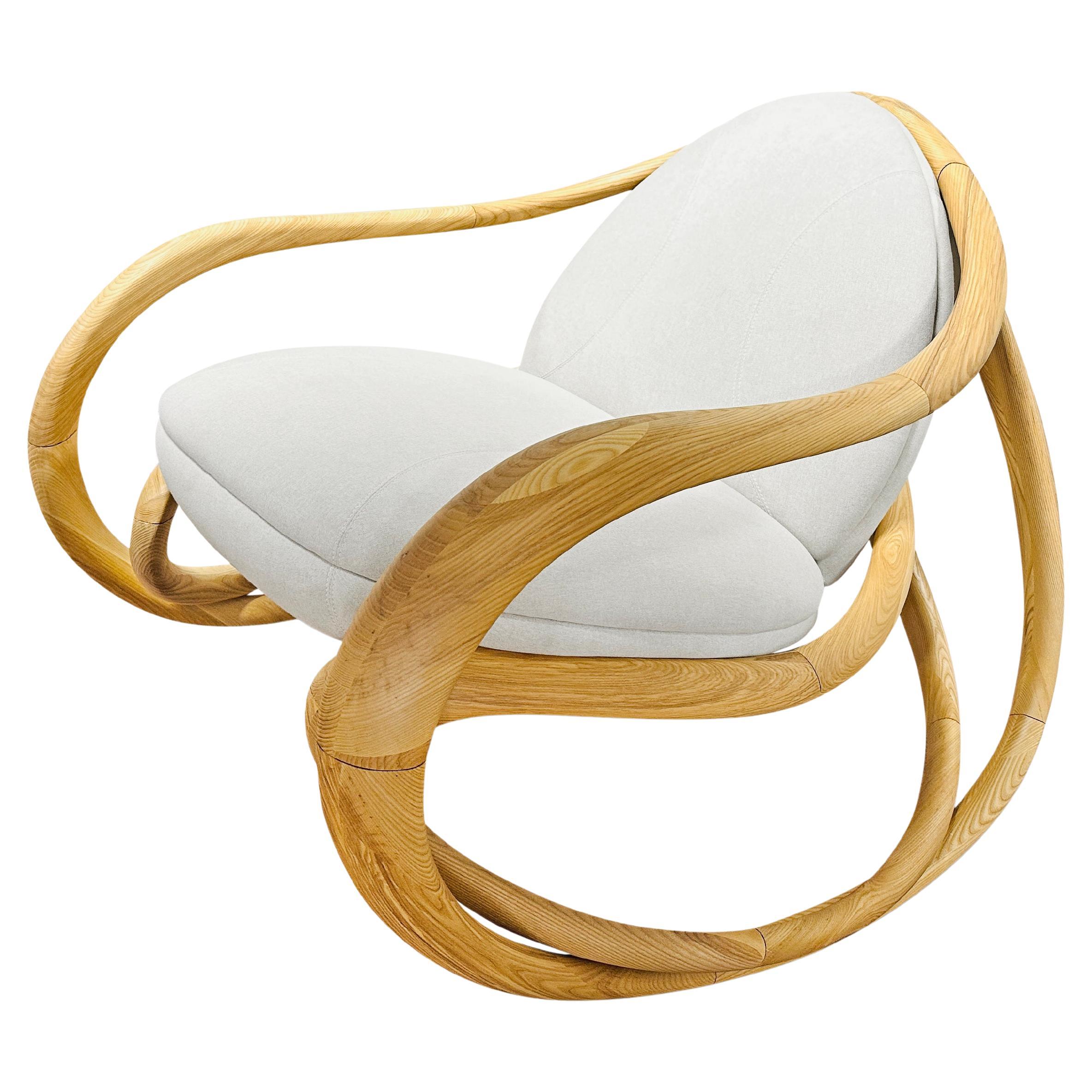 Mecedora moderna orgánica de madera esculpida tapizada en tela para interiores Moderno en venta