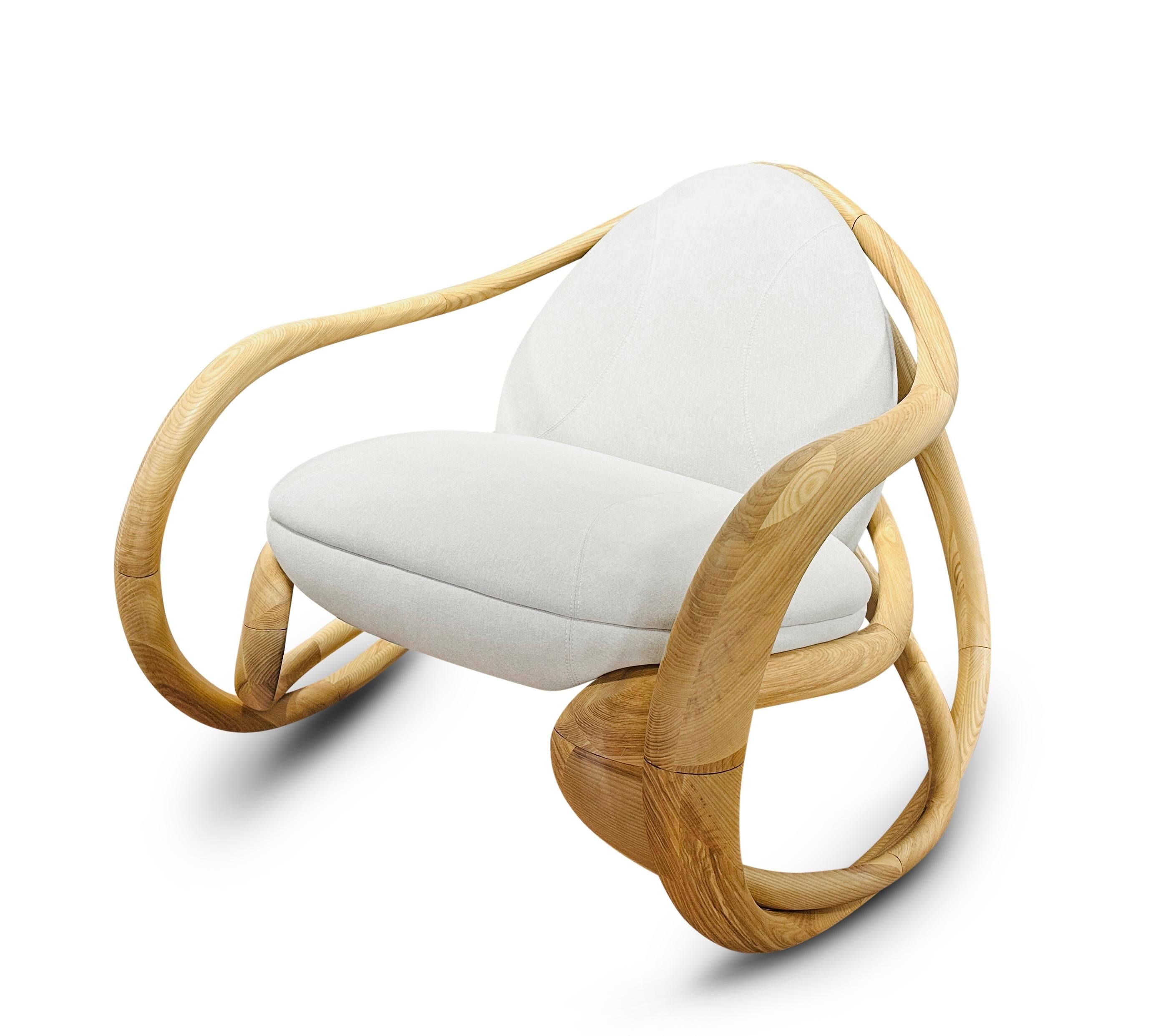 Mecedora moderna orgánica de madera esculpida tapizada en tela para interiores en Nuevo estado para la venta en Philadelphia, PA