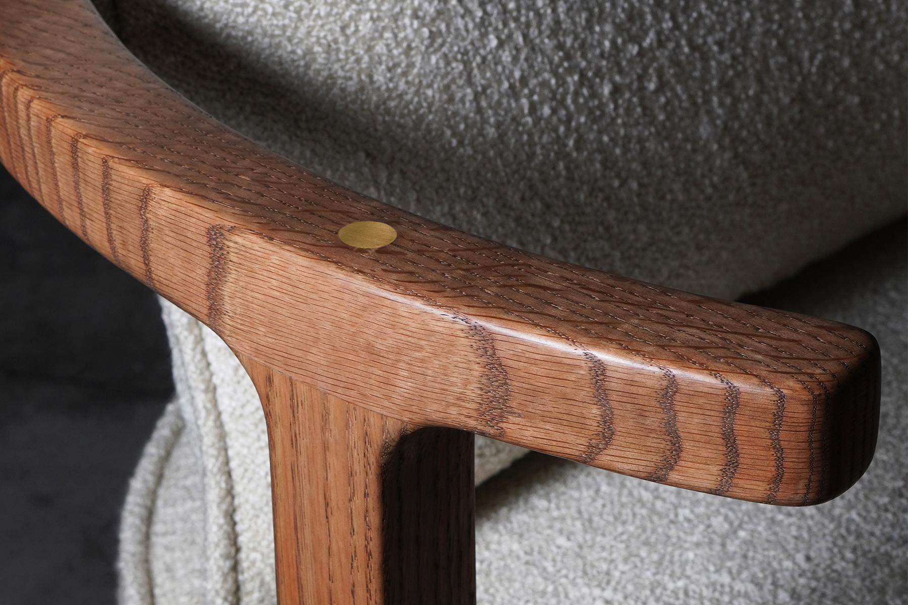 Sillón de acento moderno orgánico de madera maciza de roble con incrustaciones de latón y boucle Moderno orgánico en venta