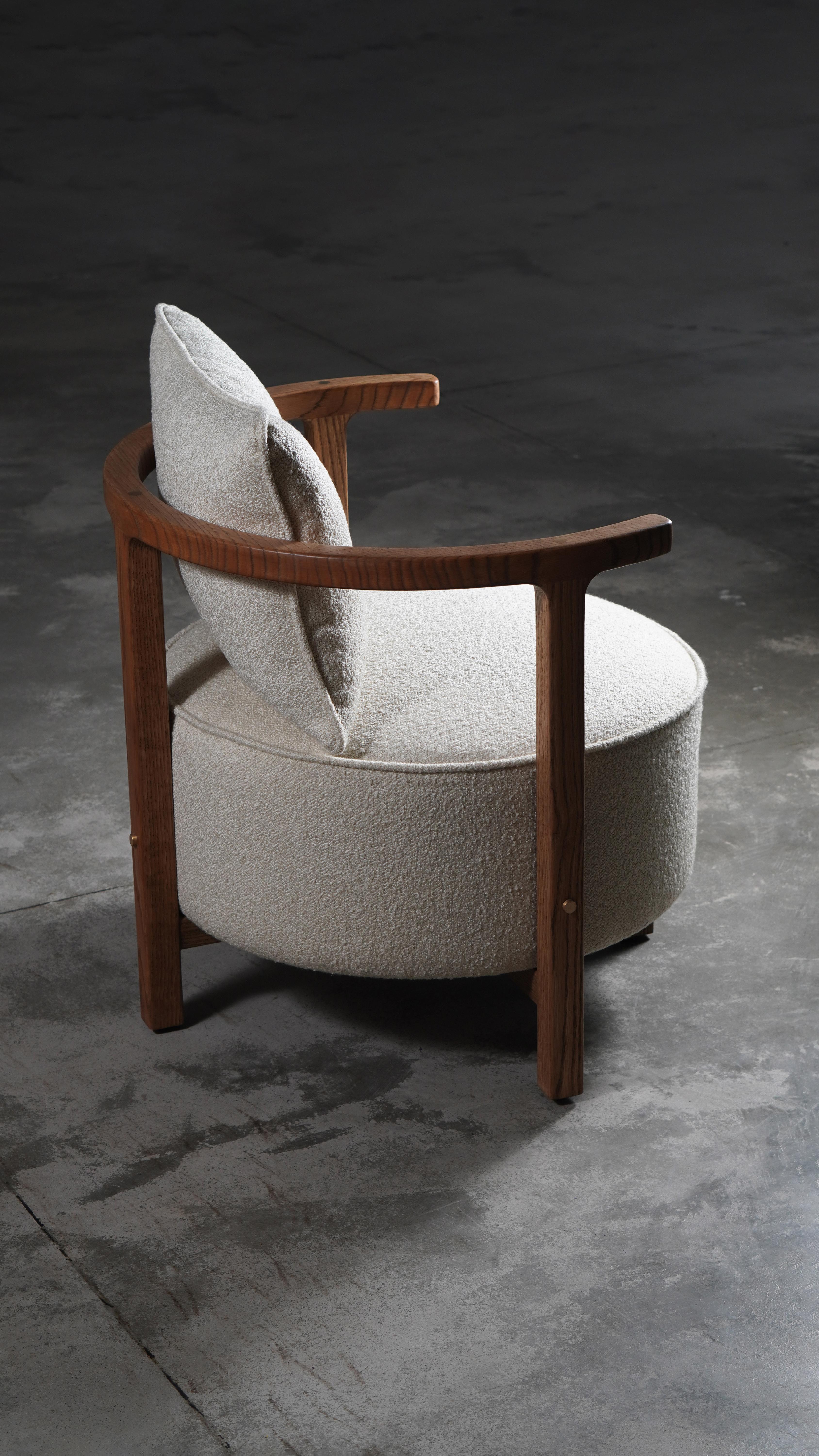Sillón de acento moderno orgánico de madera maciza de roble con incrustaciones de latón y boucle Indio en venta