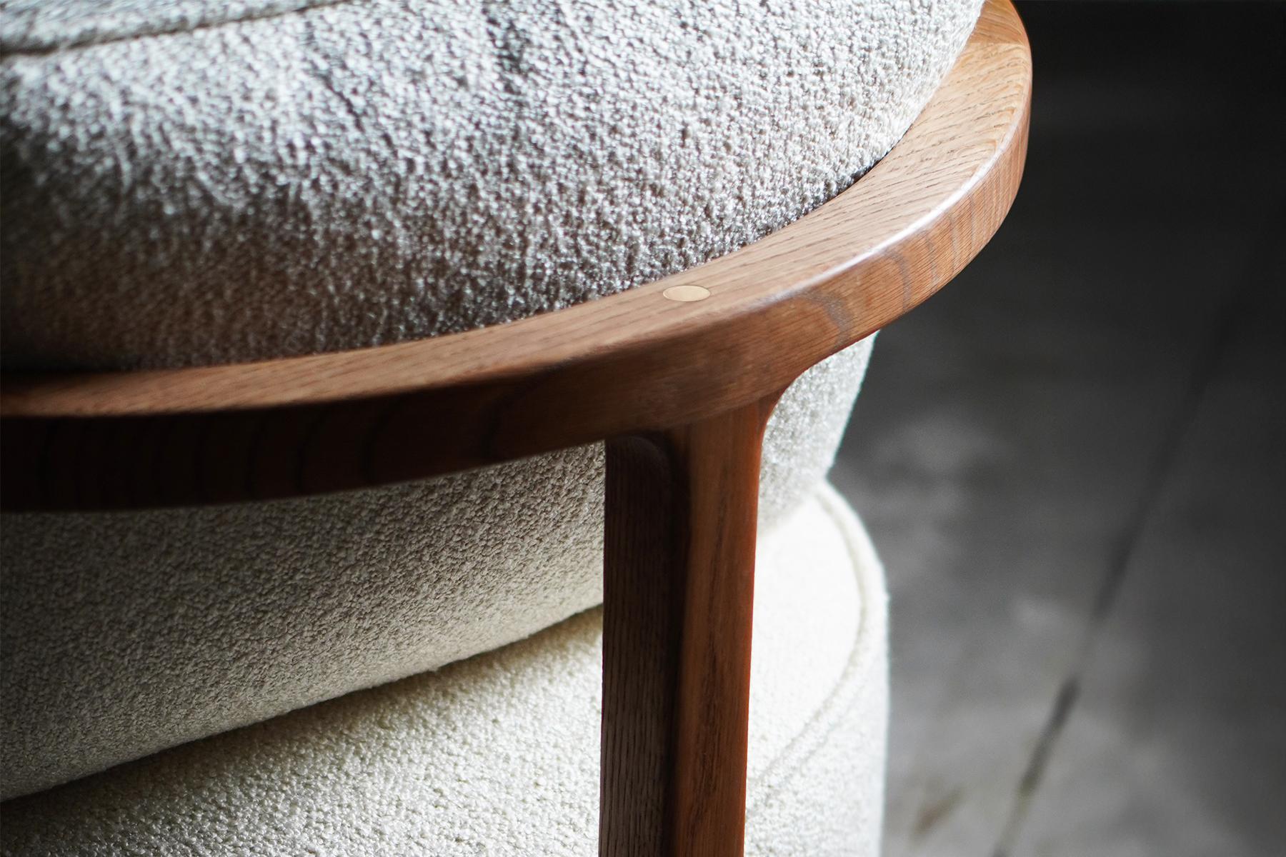 Sillón de acento moderno orgánico de madera maciza de roble con incrustaciones de latón y boucle Hecho a mano en venta