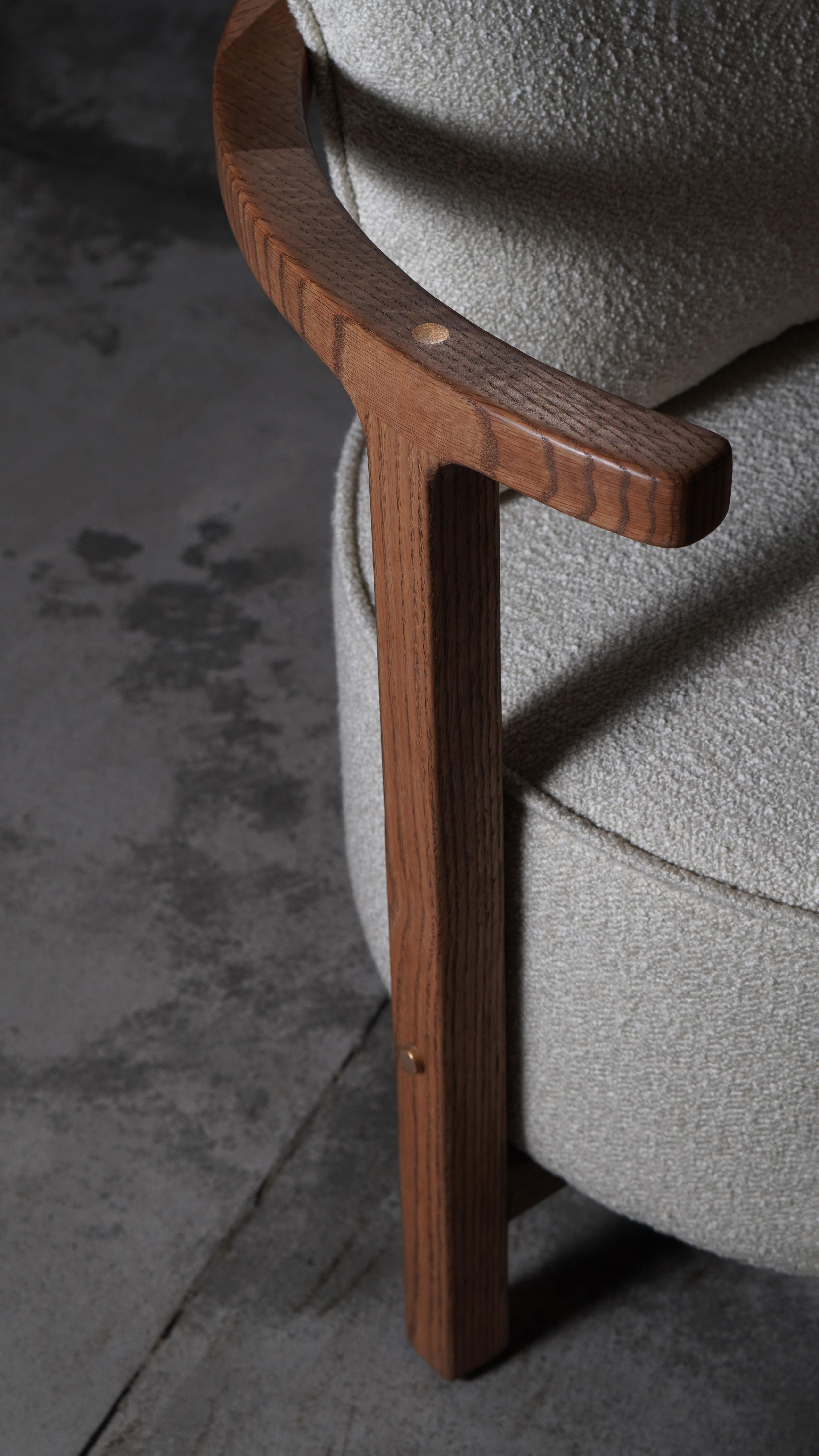 Sillón de acento moderno orgánico de madera maciza de roble con incrustaciones de latón y boucle en Nuevo estado para la venta en Hyderabad, TG