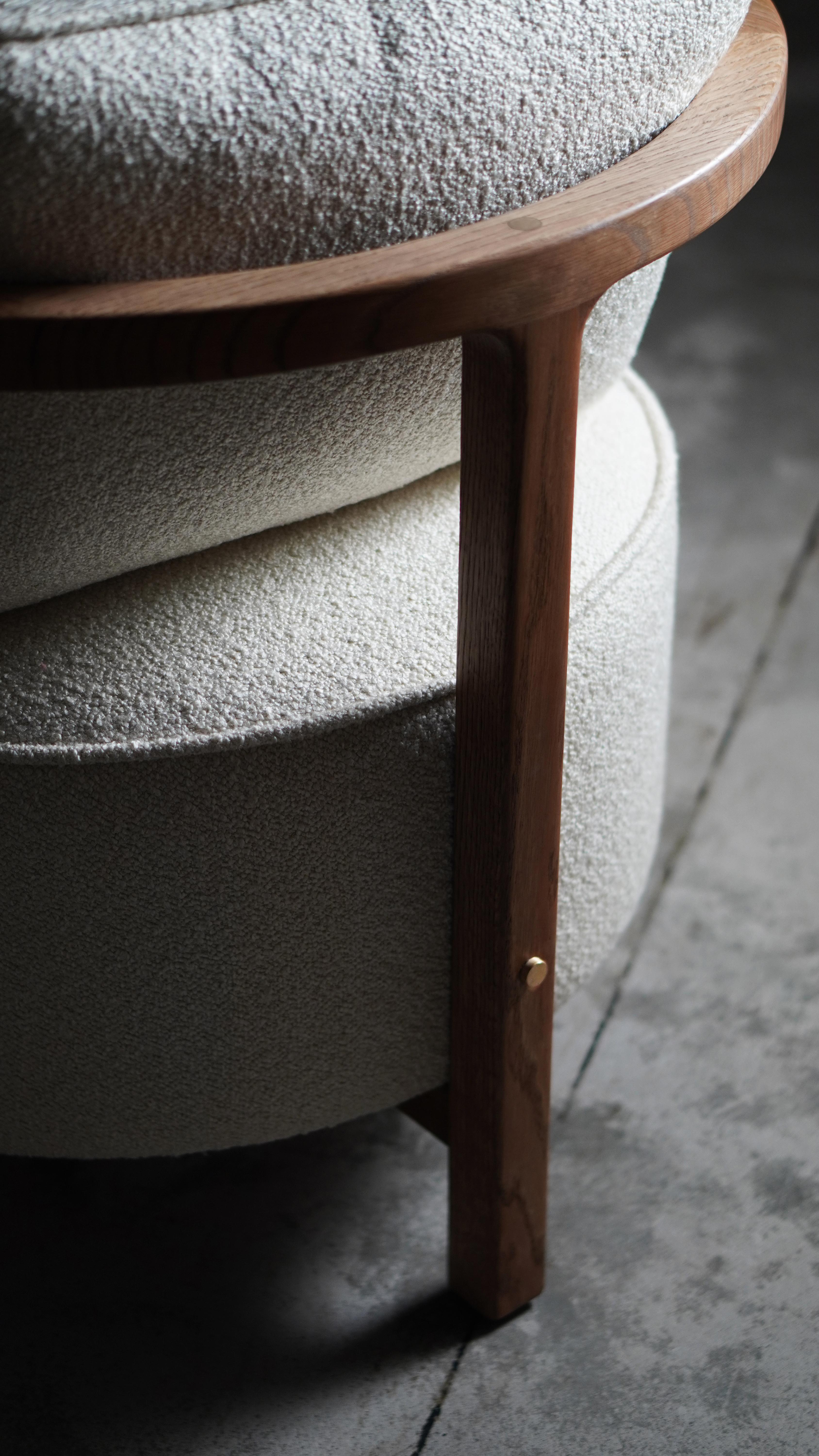 Sillón de acento moderno orgánico de madera maciza de roble con incrustaciones de latón y boucle Siglo XXI y contemporáneo en venta