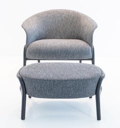 Sillón y reposapiés modernos de estilo orgánico en madera maciza, asientos tapizados