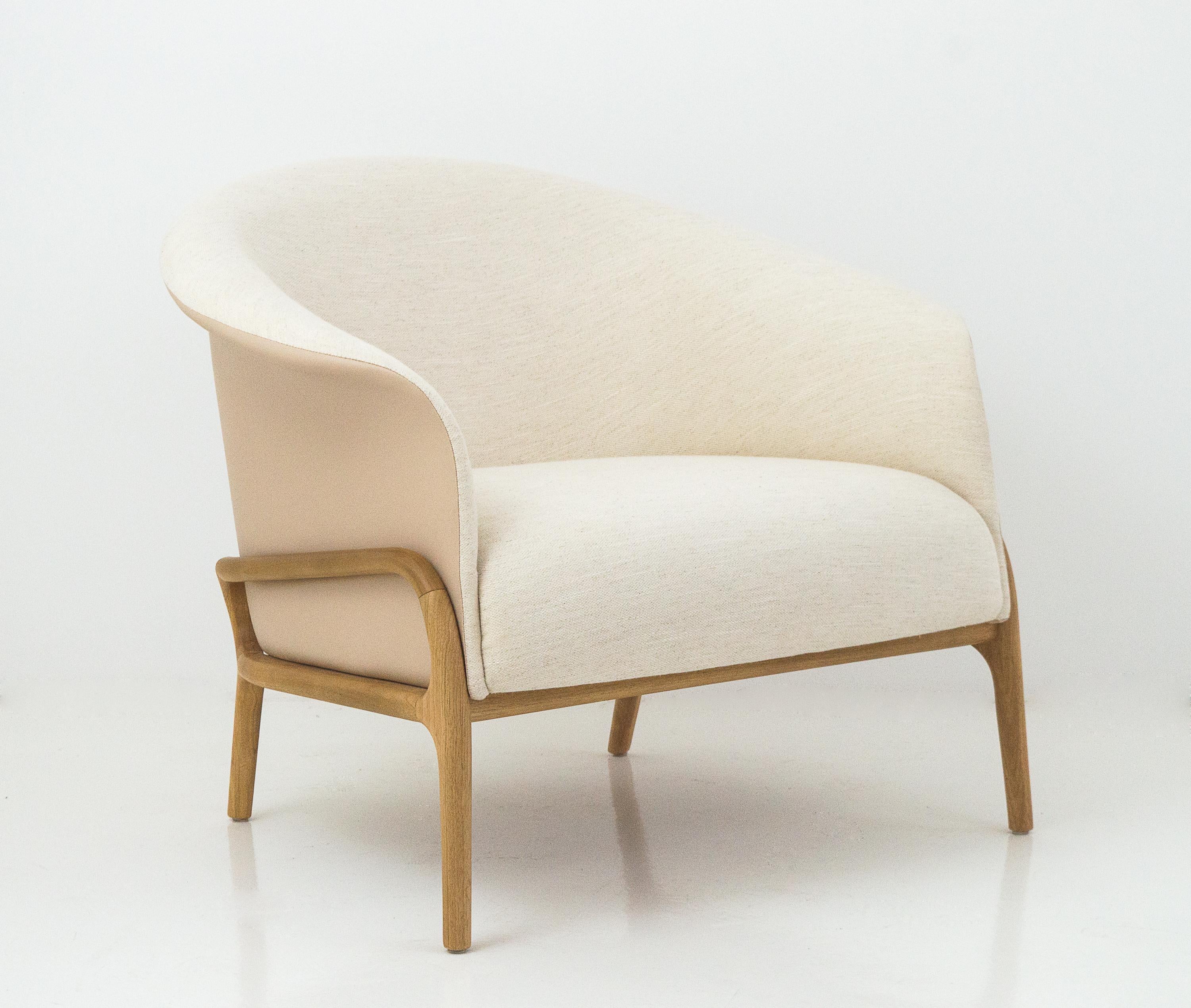 Moderner Sessel im organischen Stil aus Massivholz, gepolstert, flexibles Sitzmöbel (Leder) im Angebot