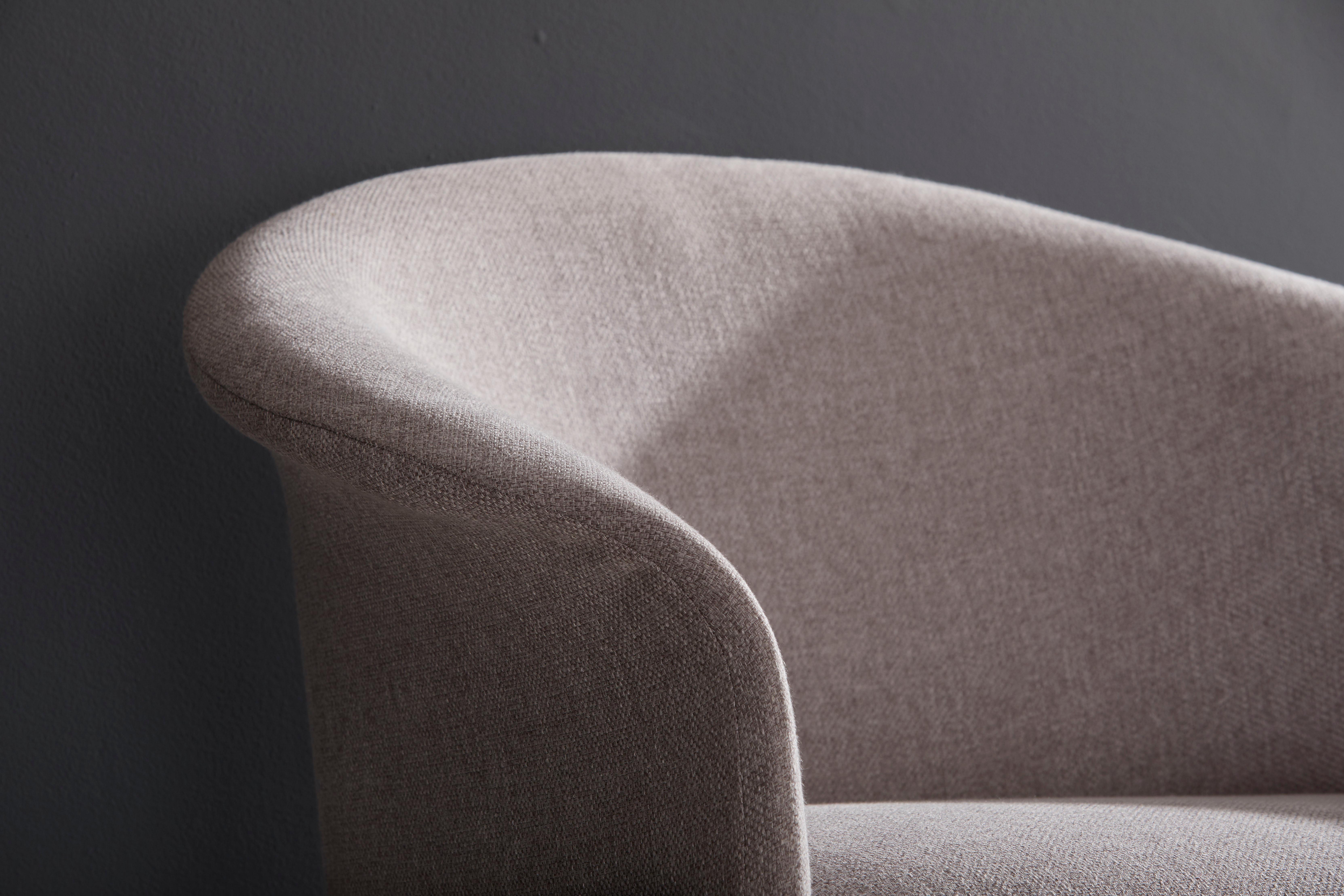 Sillón Moderno de Estilo Orgánico Collana de Madera Maciza, Textil Asiento Flexible Siglo XXI y contemporáneo en venta