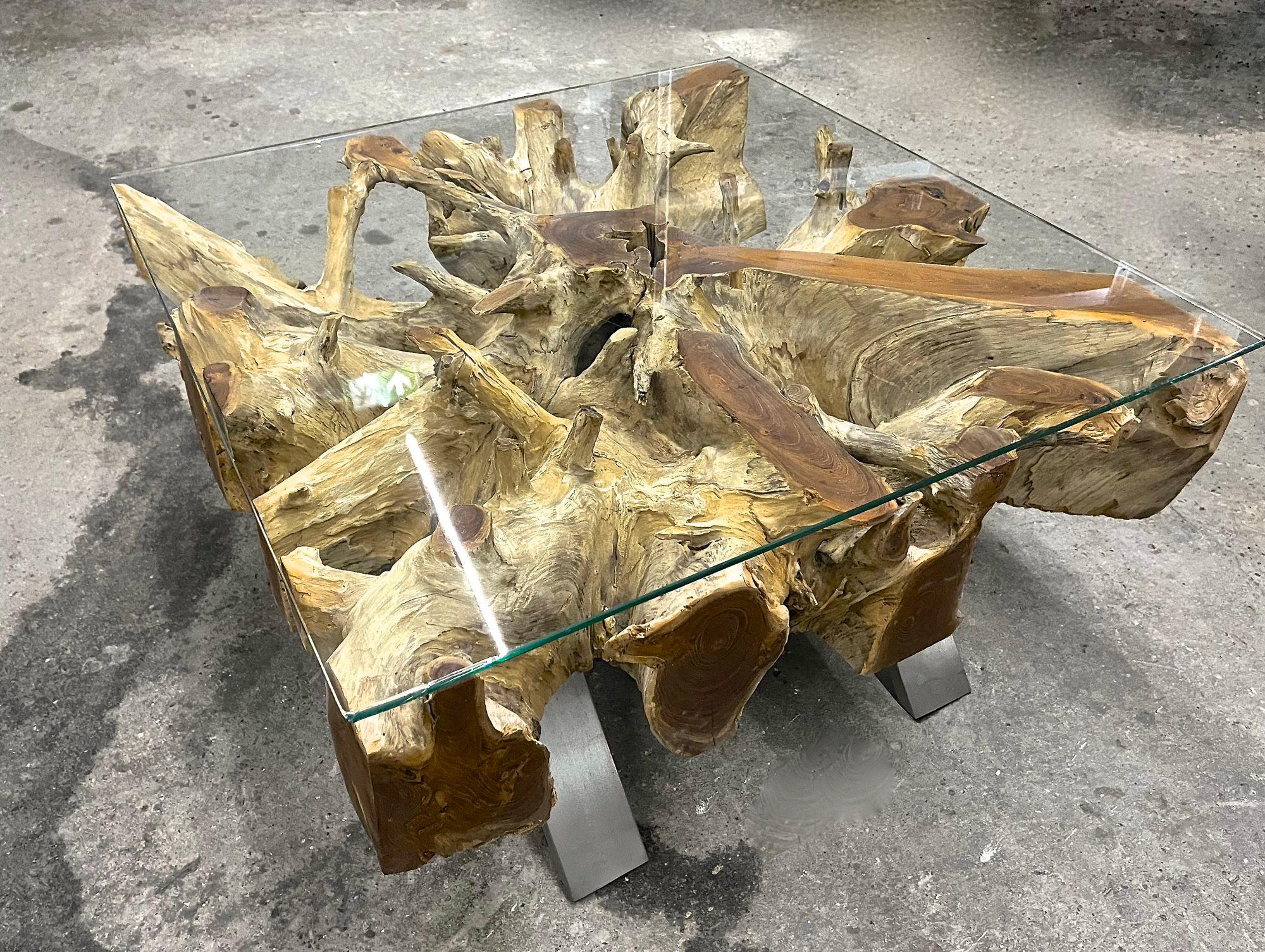 XXIe siècle et contemporain Table basse/table de canapé moderne en racine de teck organique avec plaque en verre, IDN 2022 en vente