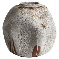 Moderne organische Vase aus weißer, strukturierter Keramik, Gefäß, dekorative Keramik