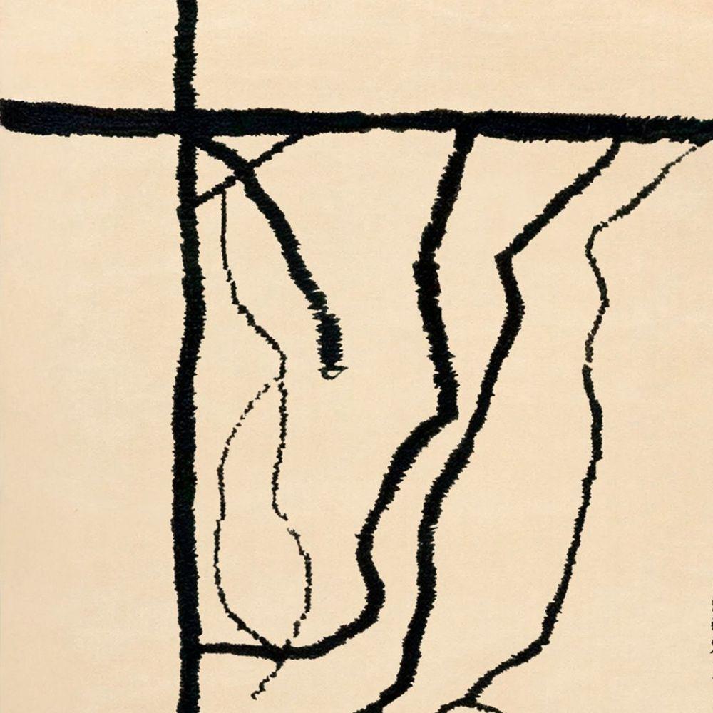 Tappeto moderno in lana organica rettangolare beige e nero dalle linee astratte e minimali
Il Coa Rug è un tappeto bianco contemporaneo ispirato ai segni primitivi e ai rituali sacri. I toni grezzi e i motivi astratti aggiungono libertà artistica