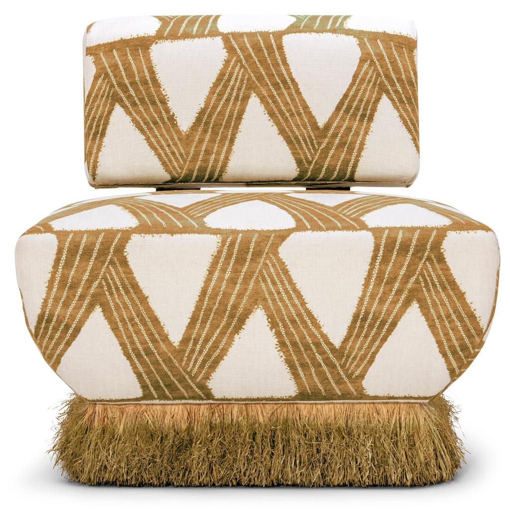 La chaise longue moderne et organique Comporta de Egg Designs fusionne des textures naturelles avec une forme sculpturale, conçue pour compléter des intérieurs décontractés mais sophistiqués. Tapissée de lin 100% graphique jaune doré, la chaise est