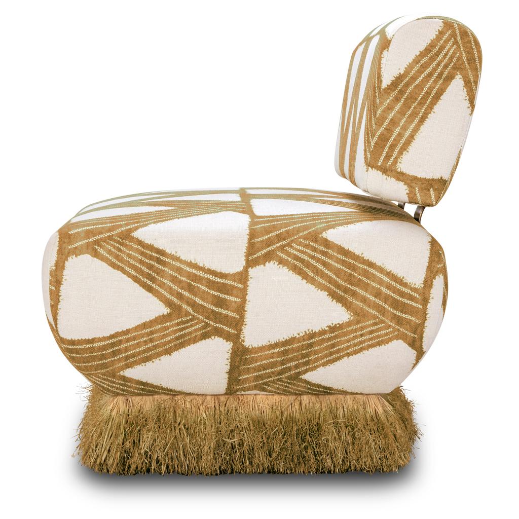 Portugais Chaise longue moderne en lin jaune organique, raphia et acier bronzé par Egg Designs en vente