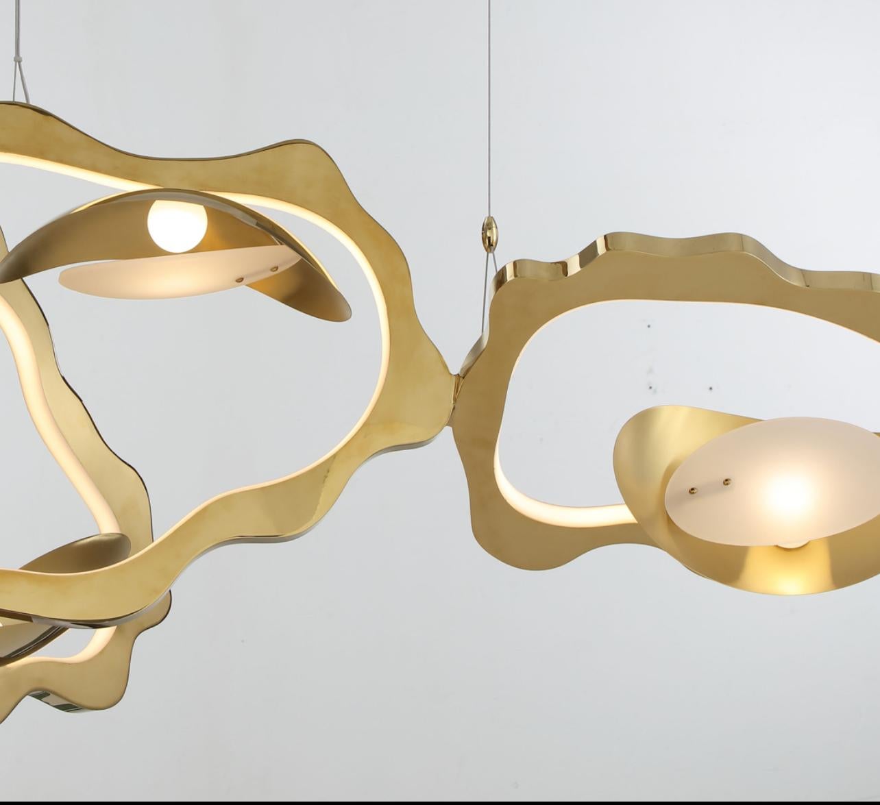 Soleil III
Lampadario organico composto da due grandi anelli di metallo e un anello più piccolo a incastro con coppe di metallo che sostengono le luci.  

Apparecchio LED 24V 100w/3000K

Lunghezza del cavo regolabile per aumentare o ridurre