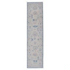 Tapis de couloir moderne Oushak à motifs floraux en crème, brun clair et bleu