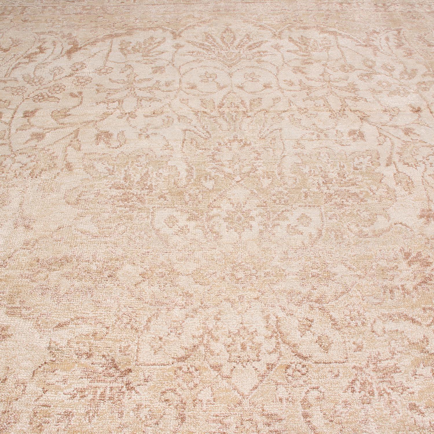 Moderner Oushak-Teppich aus Wolle und Seide in Beige und Auberginebraun (Indisch) im Angebot