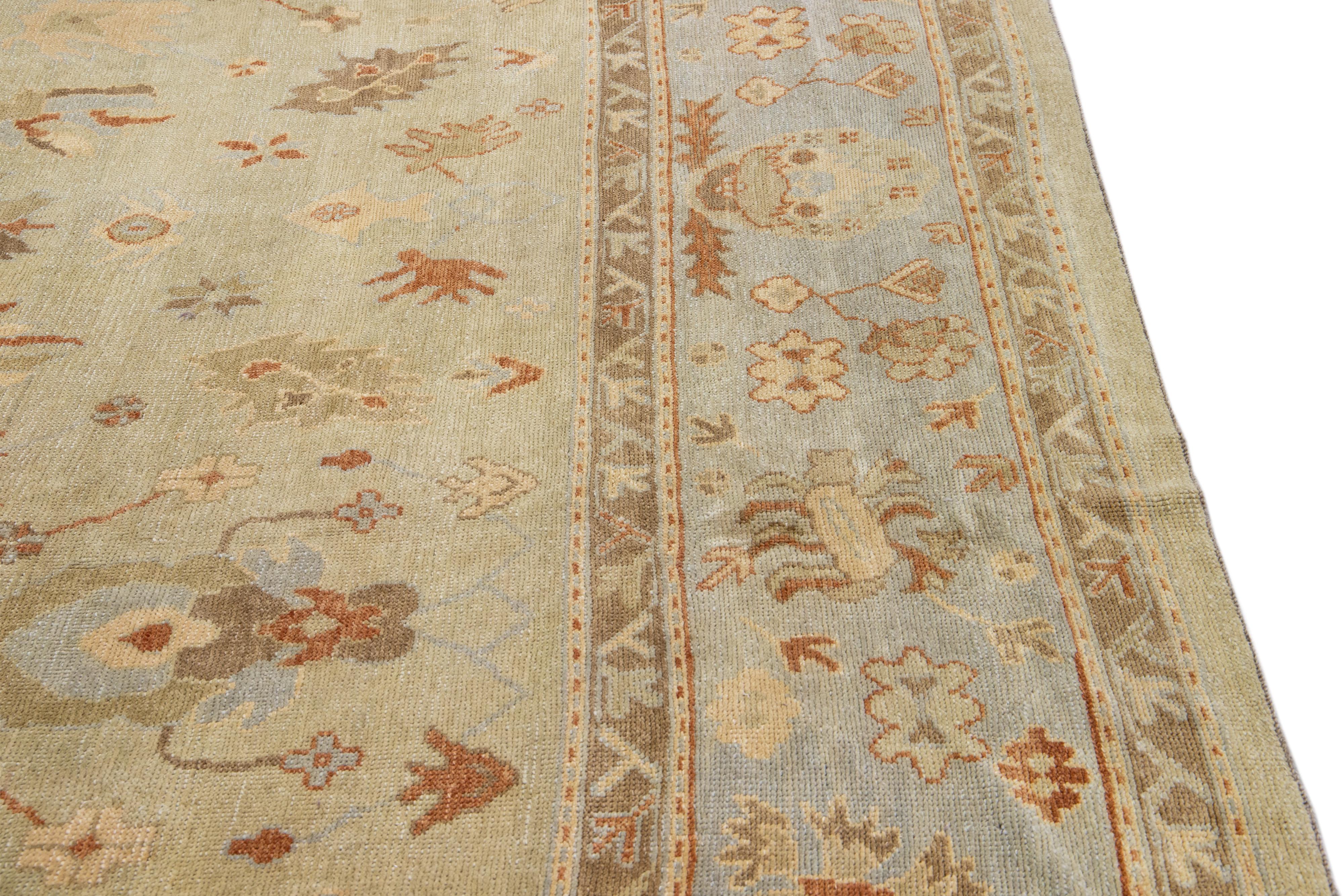 Moderner moderner handgefertigter Oversize-Wollteppich mit Blumenmuster in Oushak Beige im Angebot 2