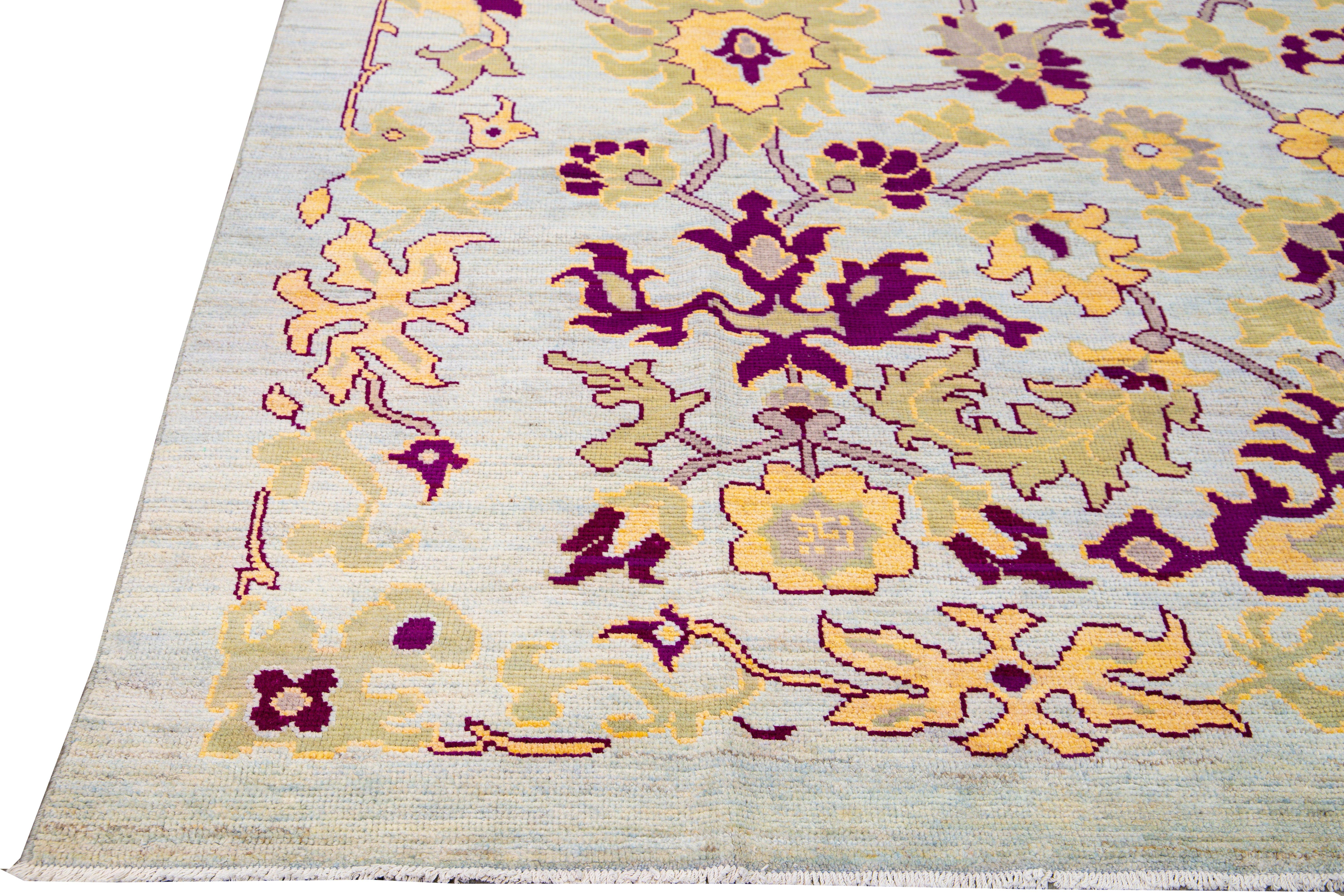 Moderner moderner handgefertigter Oversize-Wollteppich in Oushak Blau mit Blumenmuster (Handgeknüpft) im Angebot