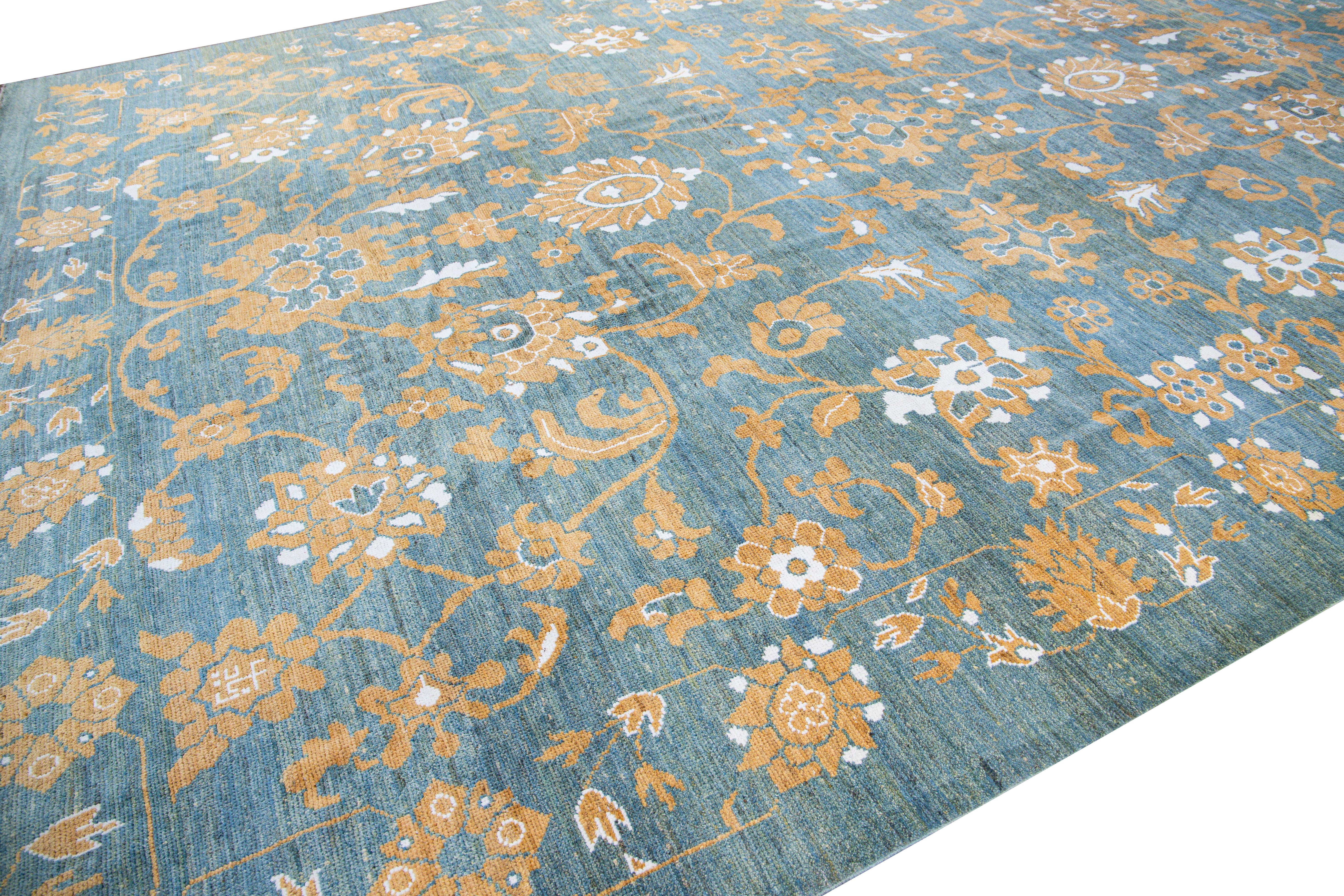 Moderner moderner handgefertigter, geblümter Oversize-Wollteppich in Oushak-Blau (Wolle) im Angebot