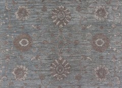 Oushak moderno di Keivan Woven Arts con disegno floreale su campo verde-blu