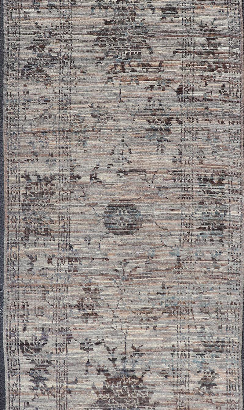 Noué à la main Tapis de couloir moderne conçu par Oushak en laine à motifs floraux dans des tons terreux en vente