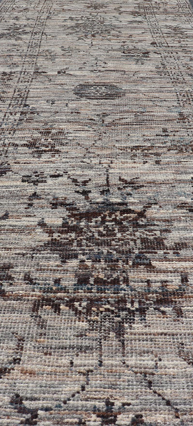Laine Tapis de couloir moderne conçu par Oushak en laine à motifs floraux dans des tons terreux en vente