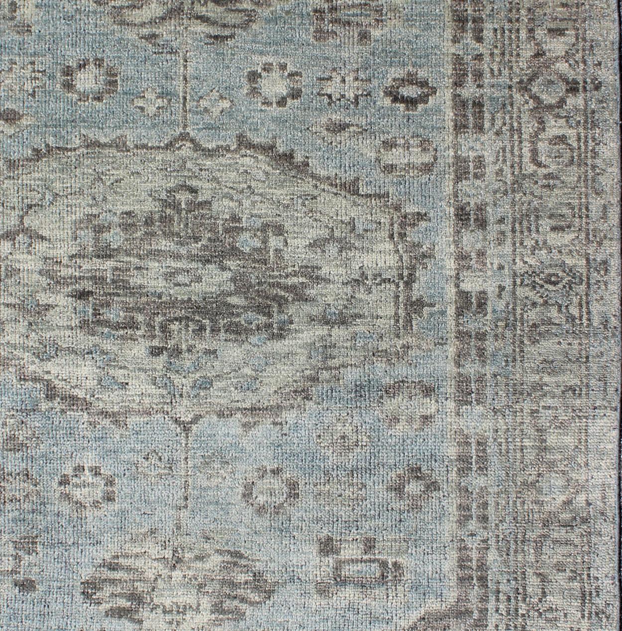 Tappeto moderno Oushak, tappeto/OB-9442878, paese d'origine/tipo: India / Oushak, circa inizio XXI secolo. Tappeto Oushak contemporaneo in varie tonalità di verde chiaro, azzurro e marrone tenue, che si adatta perfettamente a una varietà di interni