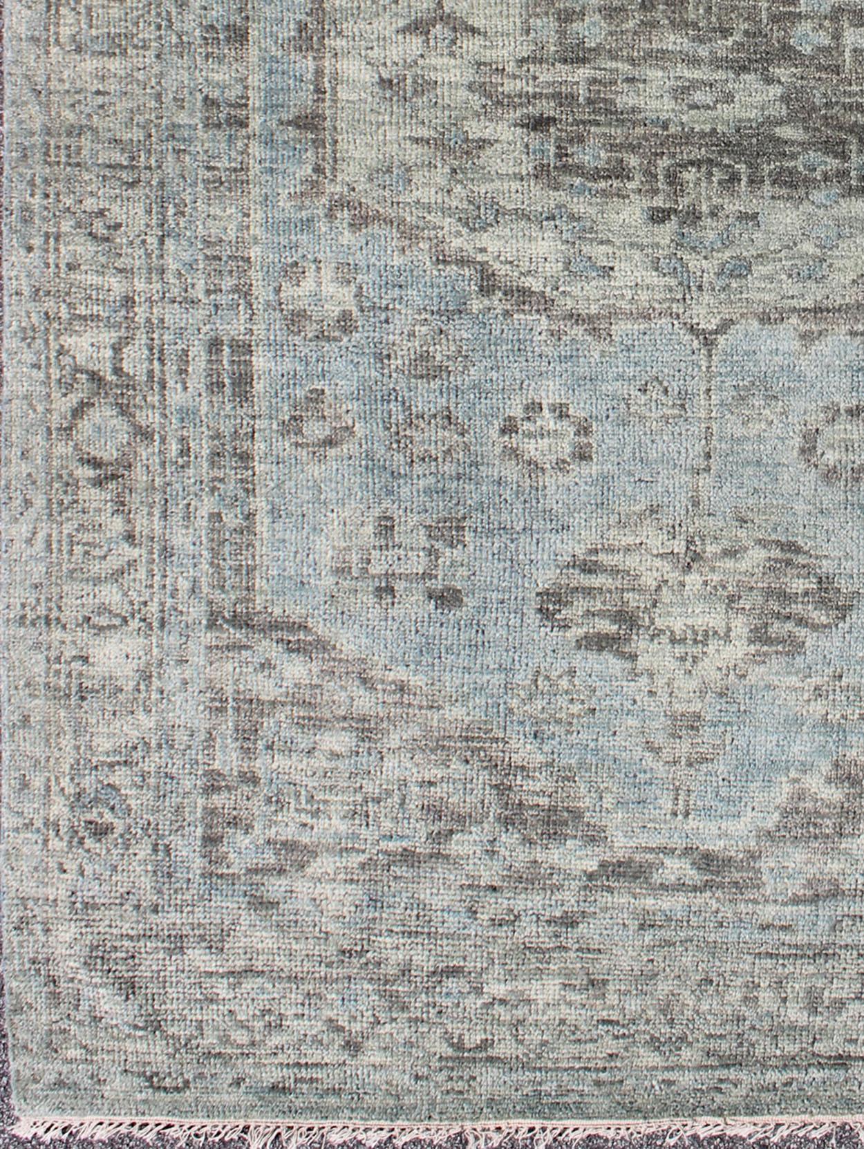 Indiano Tappeto moderno Oushak con effetto invecchiato in azzurro, verde chiaro e marrone in vendita