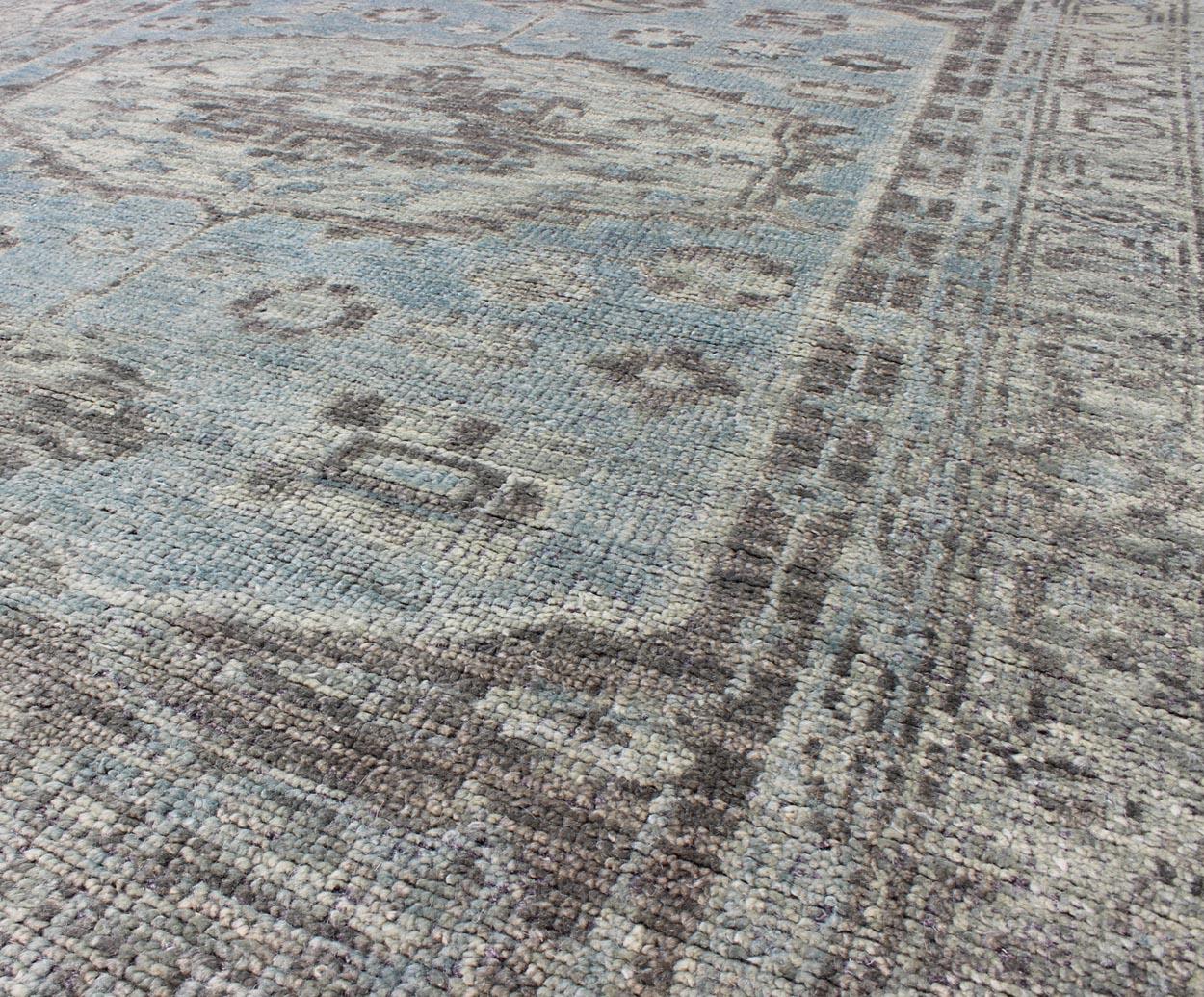 Tappeto moderno Oushak con effetto invecchiato in azzurro, verde chiaro e marrone In condizioni ottime in vendita a Atlanta, GA