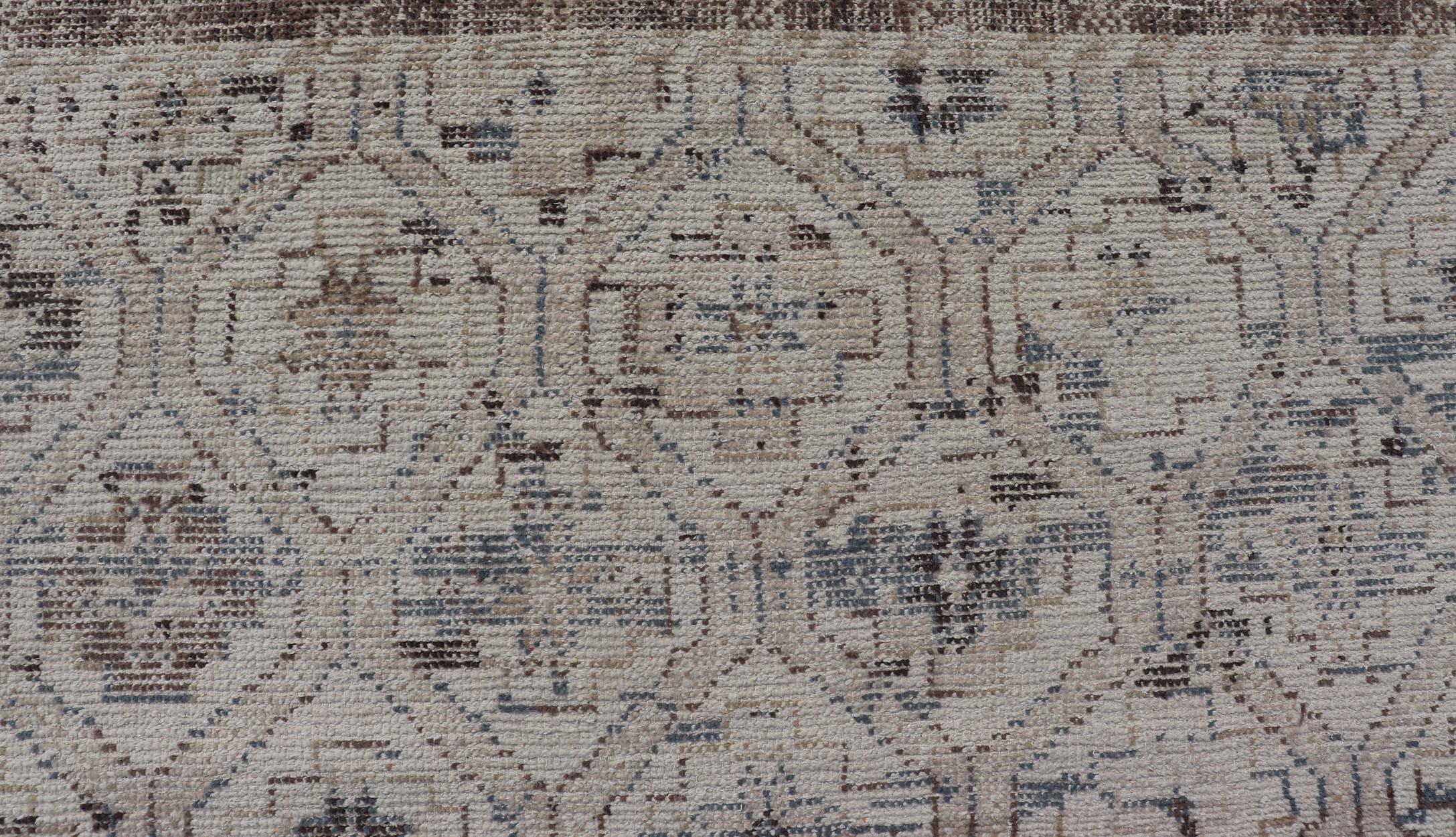 Maße: 9'0 x 11'10 
      Moderner handgeknüpfter Oushak-Teppich aus Wolle mit subgeometrischem Muster in Braun und Blau

            Dieser moderne Oushak-Stammesteppich wurde aus Wolle handgeknüpft. Der Teppich zeichnet sich durch ein modernes,