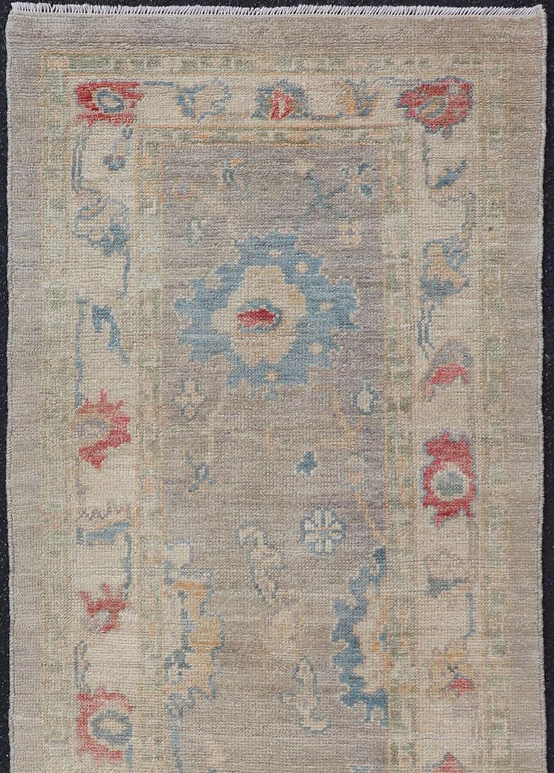Maße: 2'11 x 9'2 
Moderner Oushak Floral Läufer von Keivan Woven Arts in mehreren Farben. Keivan Woven Arts/Trog AFG-39444, Herkunftsland / Art: Afghanistan / Oushak. 

Dieser traditionelle Oushak-Teppich zeichnet sich durch einen neutralen