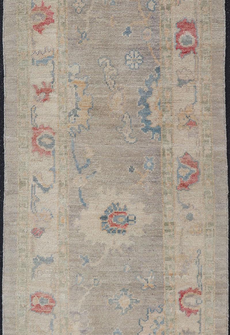 Moderner floraler Läufer von Keivan Woven Arts in mehreren Farben aus Oushak (Afghanisch) im Angebot