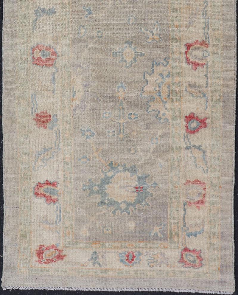 Moderner floraler Läufer von Keivan Woven Arts in mehreren Farben aus Oushak (Handgeknüpft) im Angebot