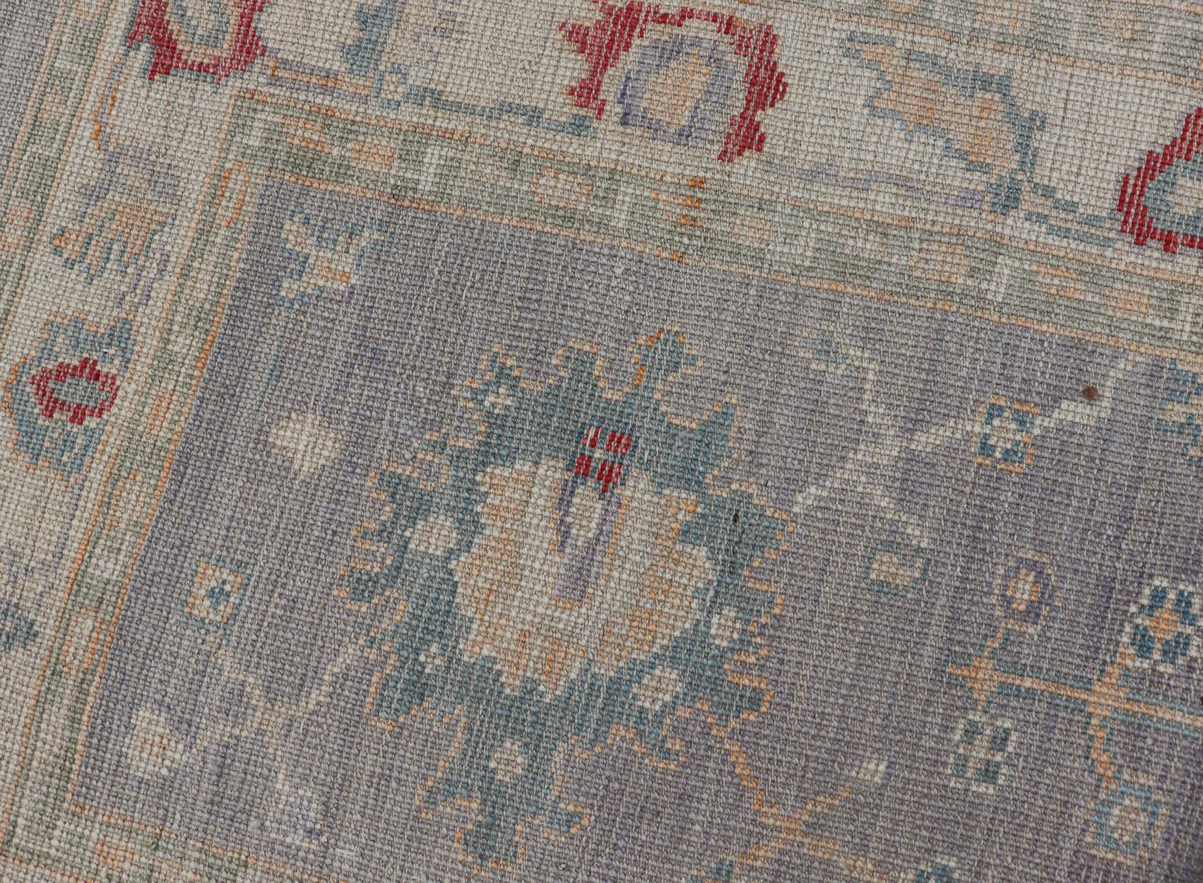 Moderner floraler Läufer von Keivan Woven Arts in mehreren Farben aus Oushak im Zustand „Hervorragend“ im Angebot in Atlanta, GA