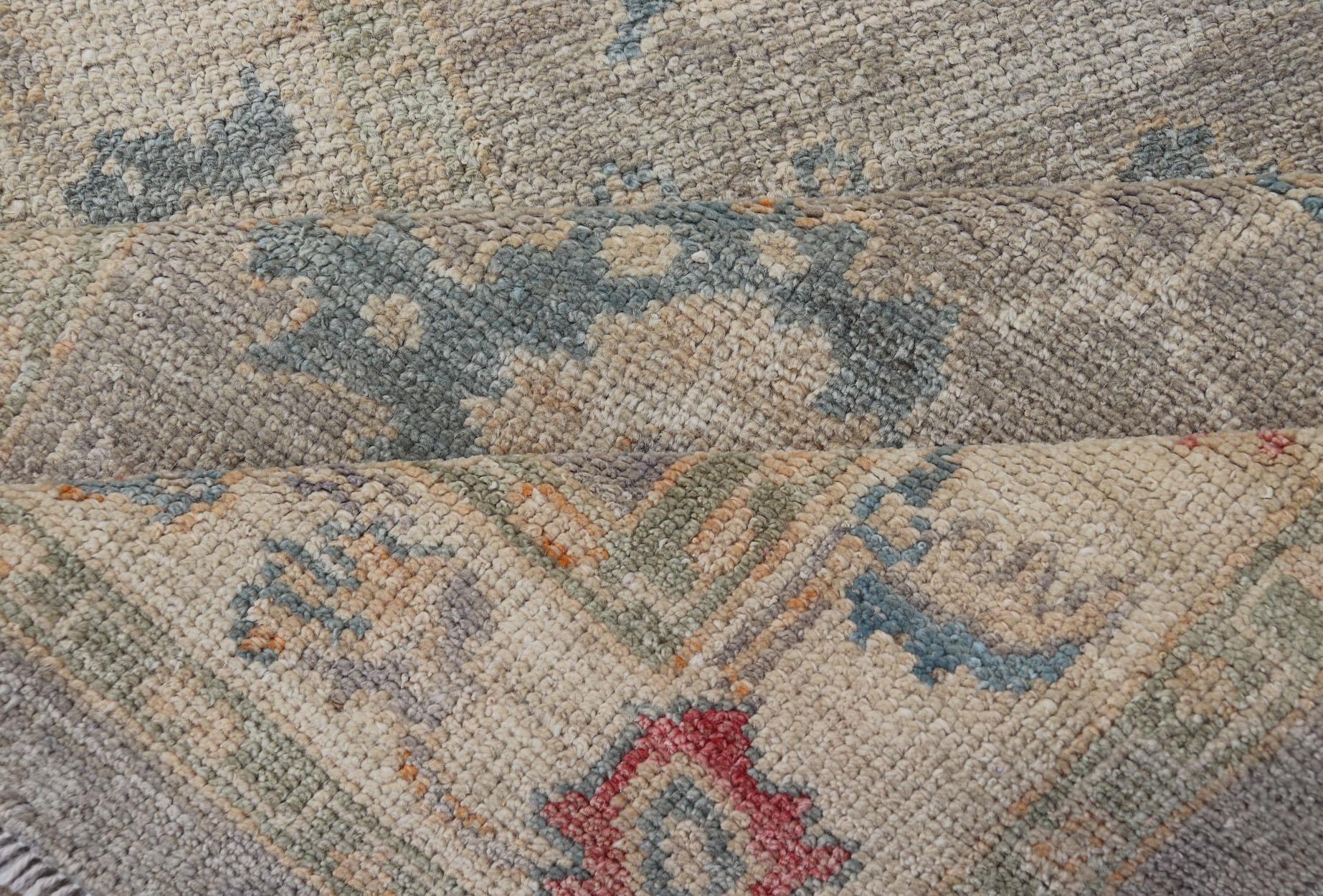 Moderner floraler Läufer von Keivan Woven Arts in mehreren Farben aus Oushak (21. Jahrhundert und zeitgenössisch) im Angebot