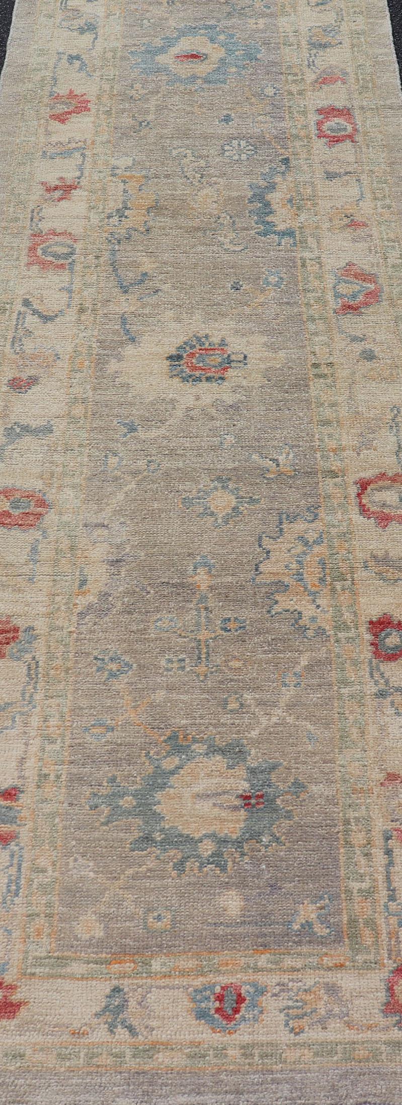 Moderner floraler Läufer von Keivan Woven Arts in mehreren Farben aus Oushak (Wolle) im Angebot
