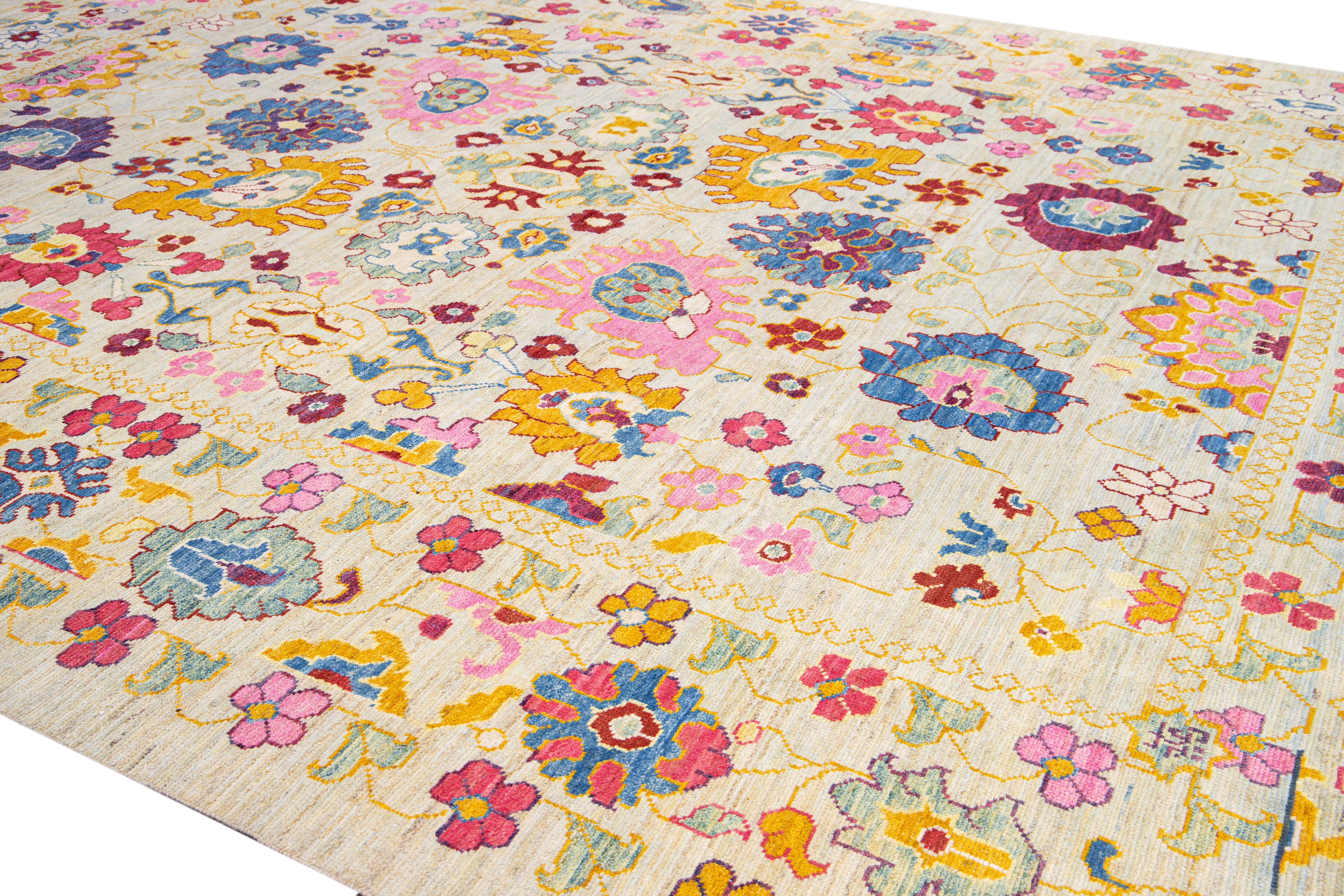 Modern Oushak Handmade Beige Floral Oversize Wool Rug In New Condition For Sale In Norwalk, CT