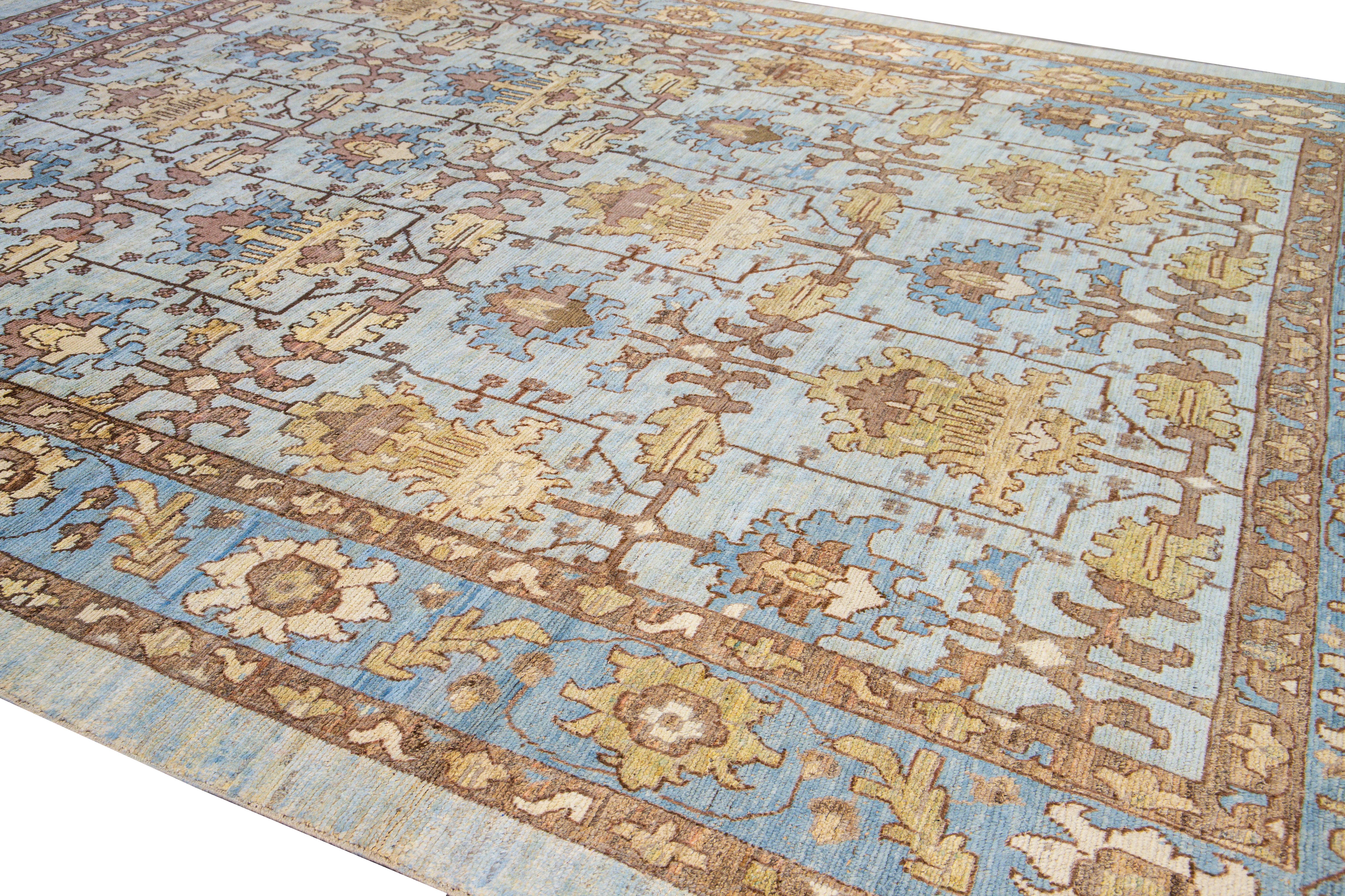 Moderner handgefertigter Oversize-Wollteppich in Blau mit Blumenmuster von Oushak (Handgeknüpft) im Angebot