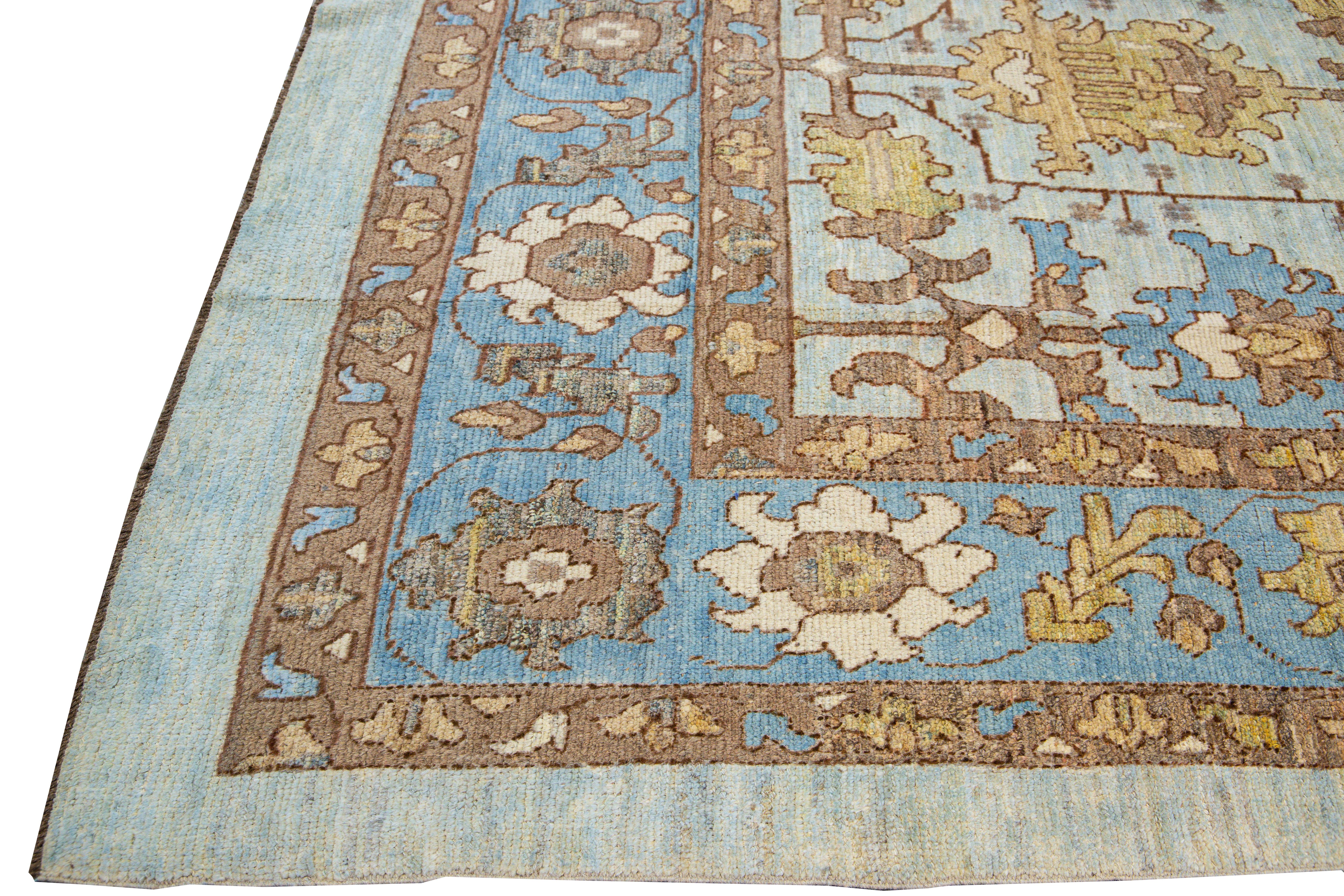 Moderner handgefertigter Oversize-Wollteppich in Blau mit Blumenmuster von Oushak im Angebot 2